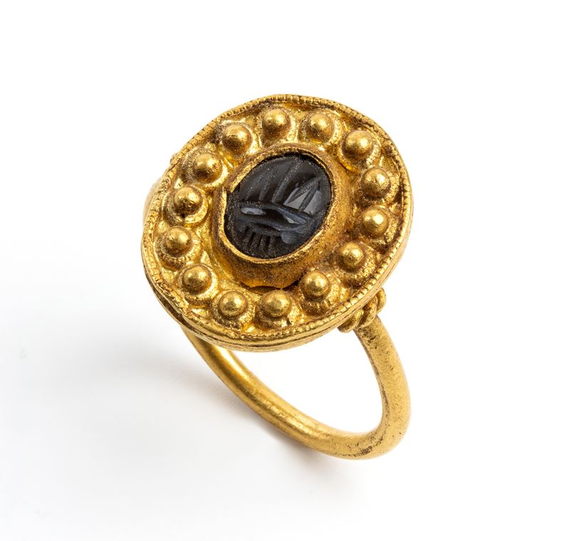 Anello in stile archeologico in oro e pietra incisa