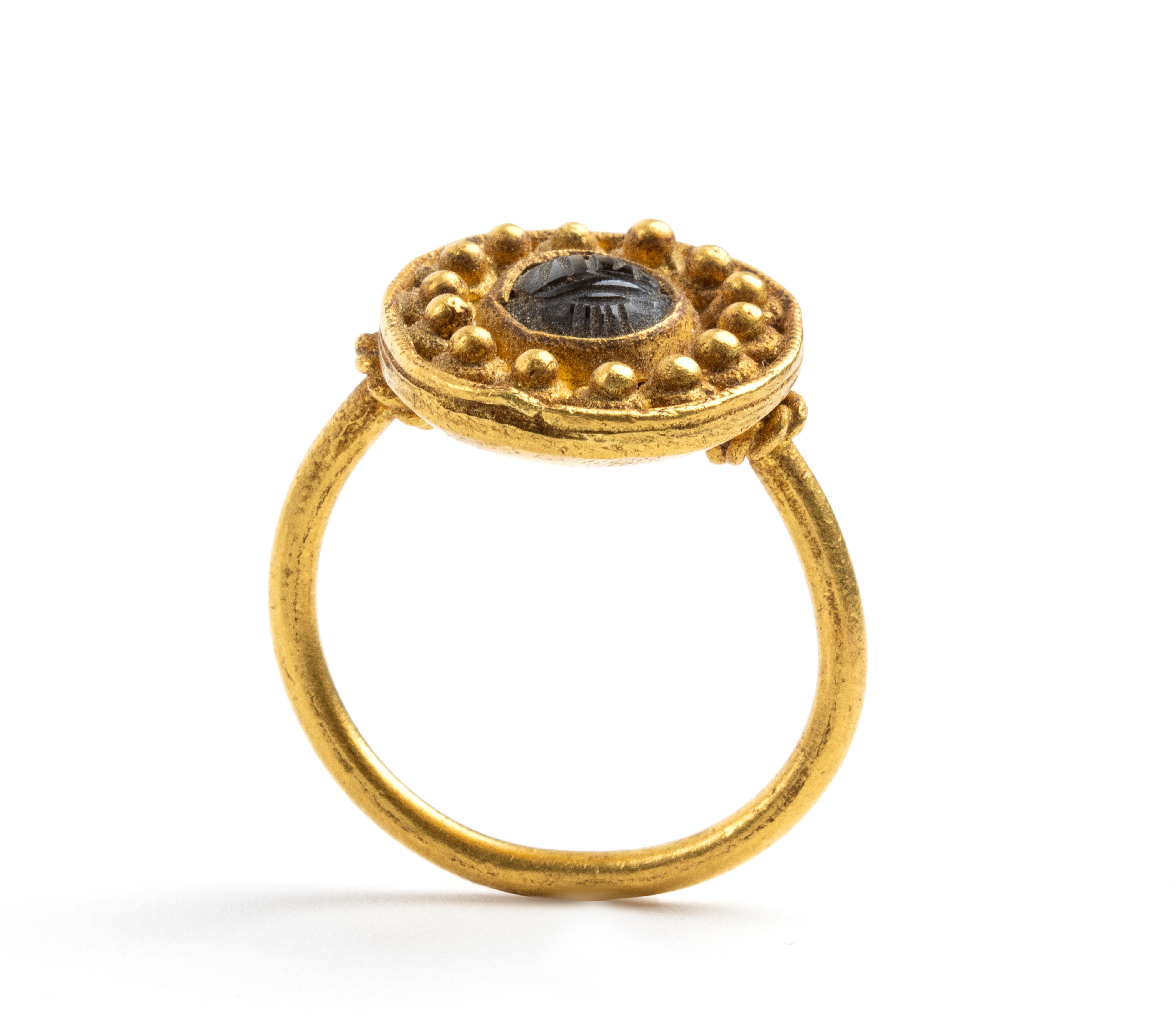 Anello in stile archeologico in oro e pietra incisa