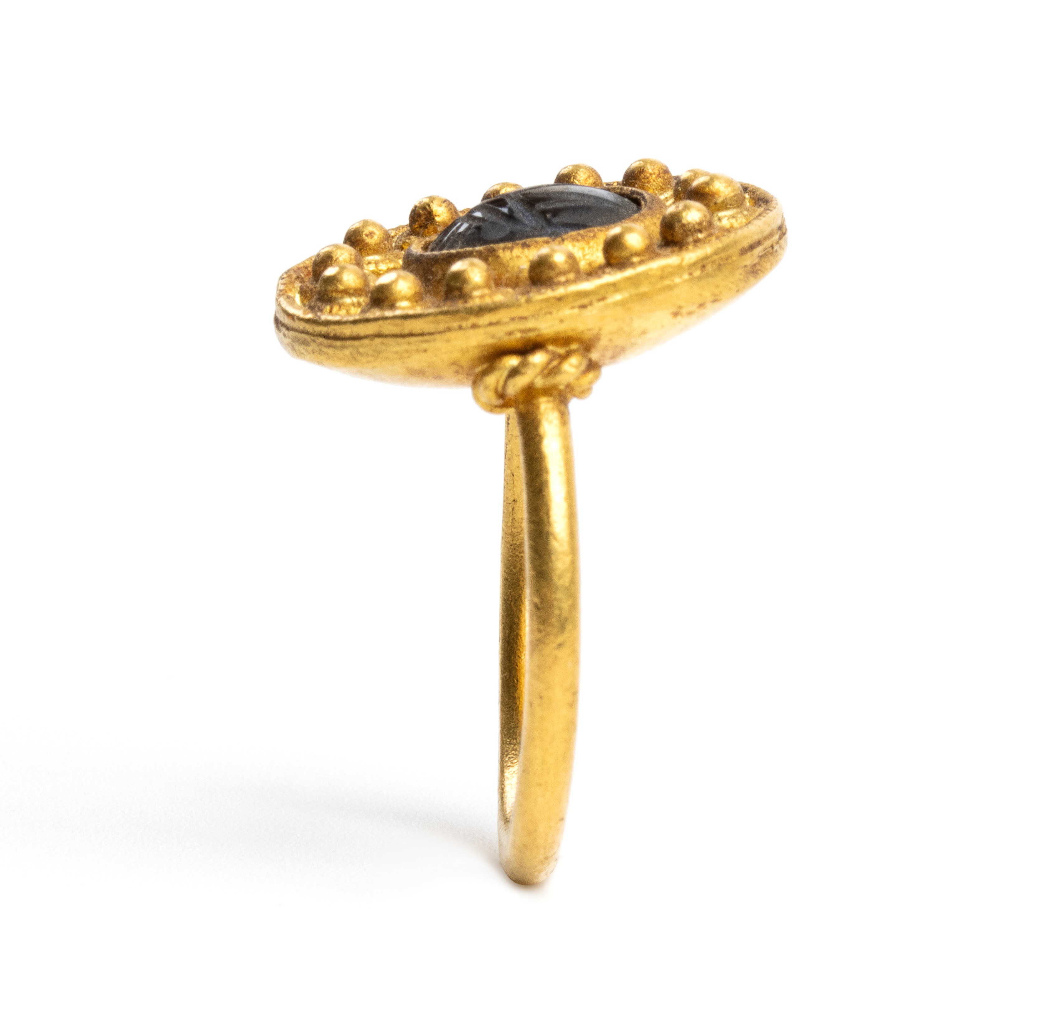 Anello in stile archeologico in oro e pietra incisa