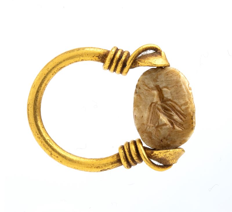 Anello in stile archeologico in oro e pietra incisa