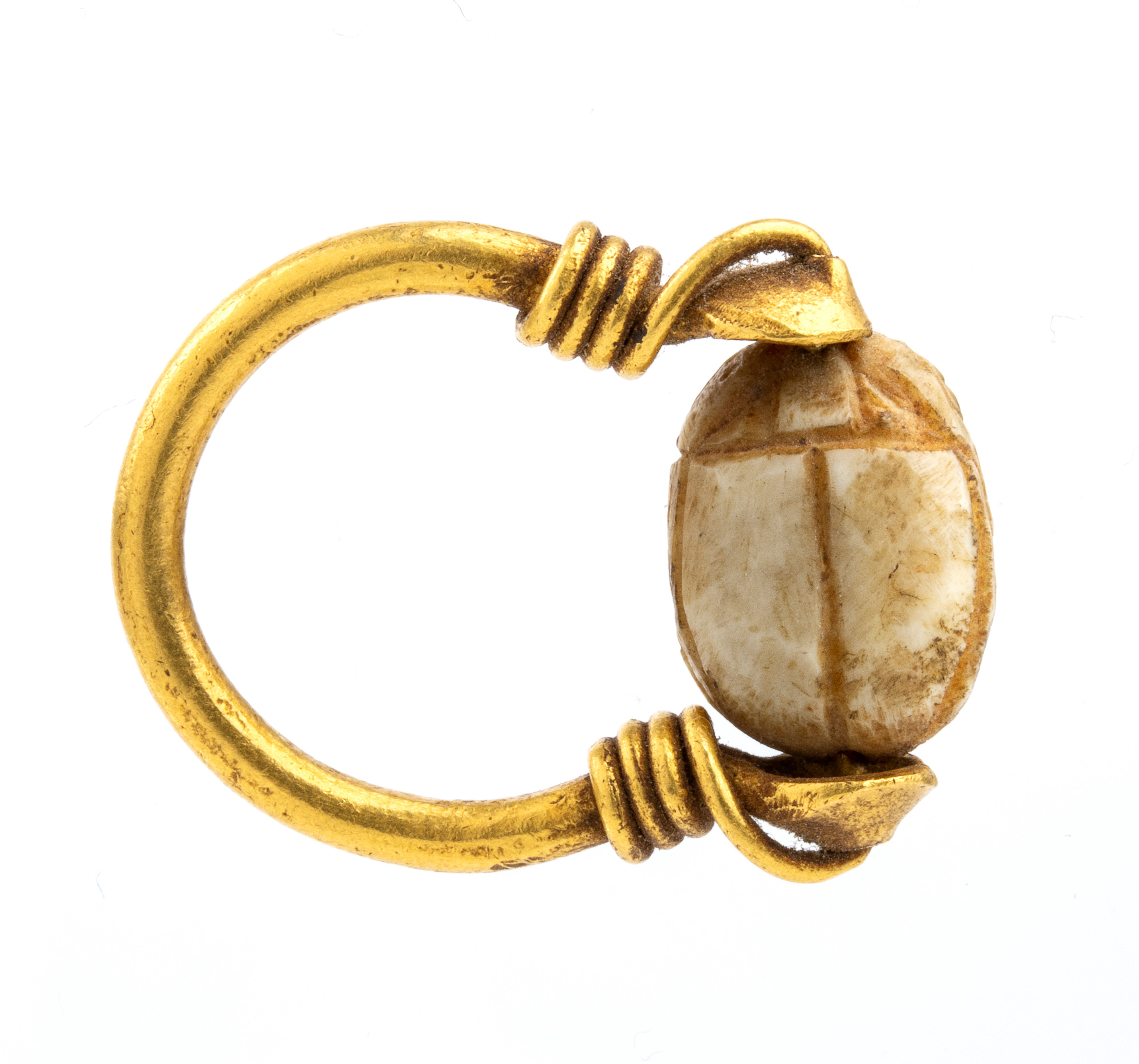 Anello in stile archeologico in oro e pietra incisa