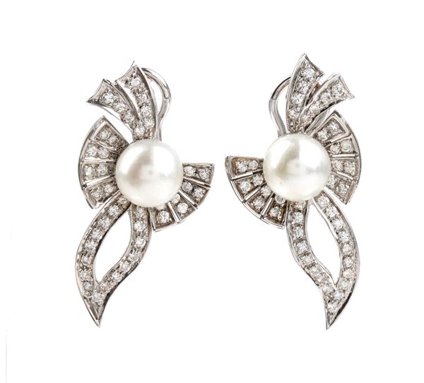 Gold earrings with diamonds and pearls