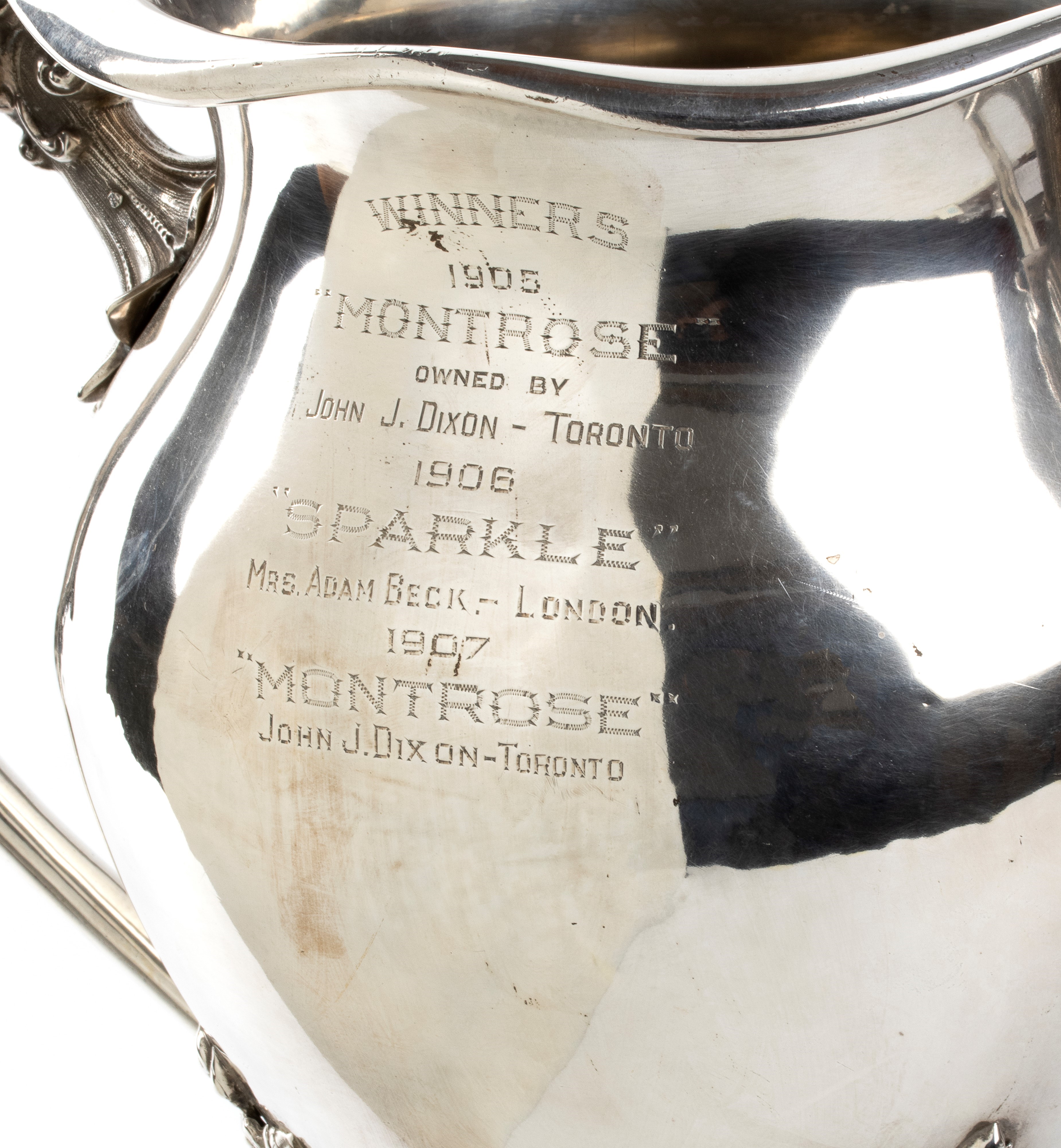 Una grande coppa di presentazione canadese a due manici in argento