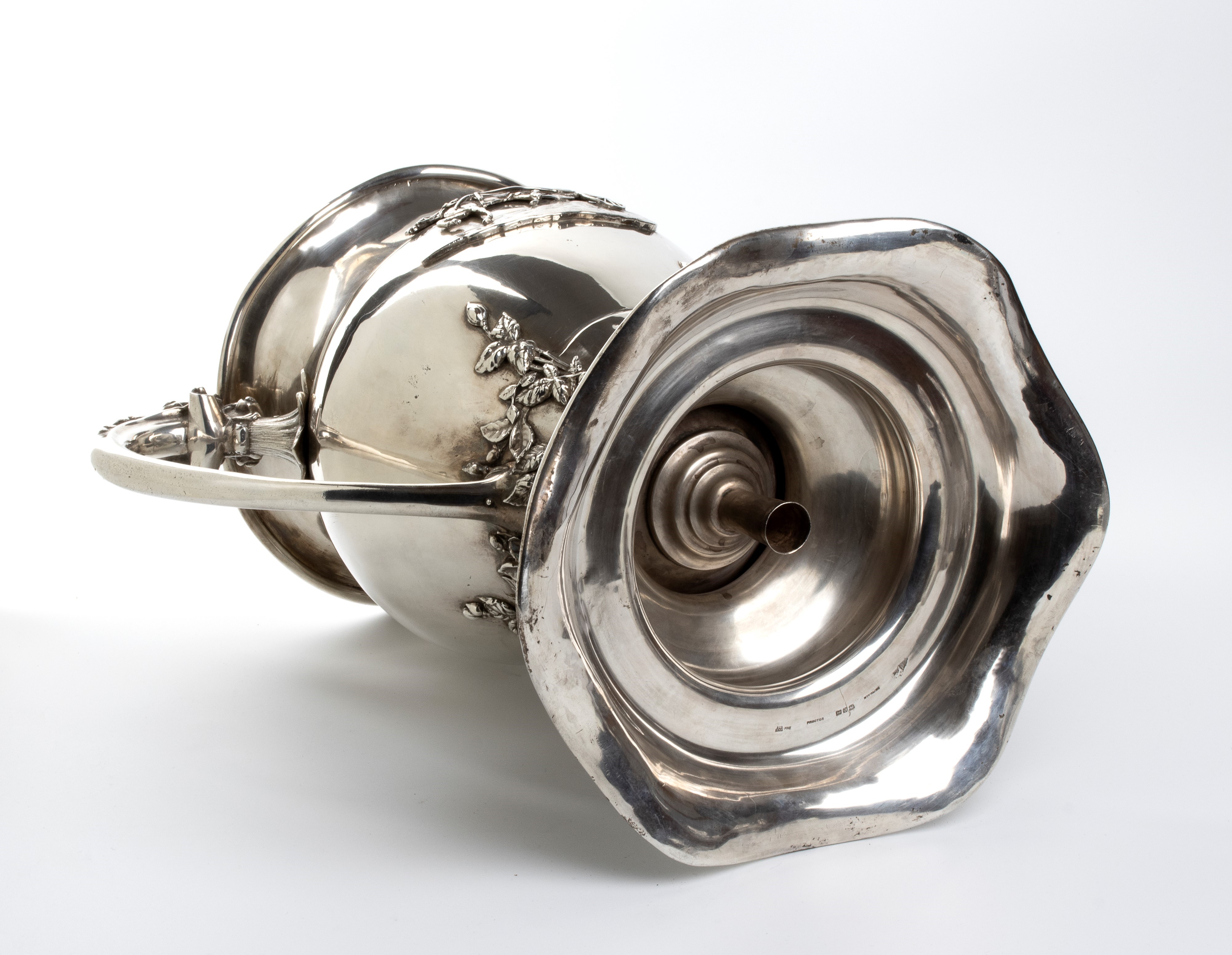 Una grande coppa di presentazione canadese a due manici in argento