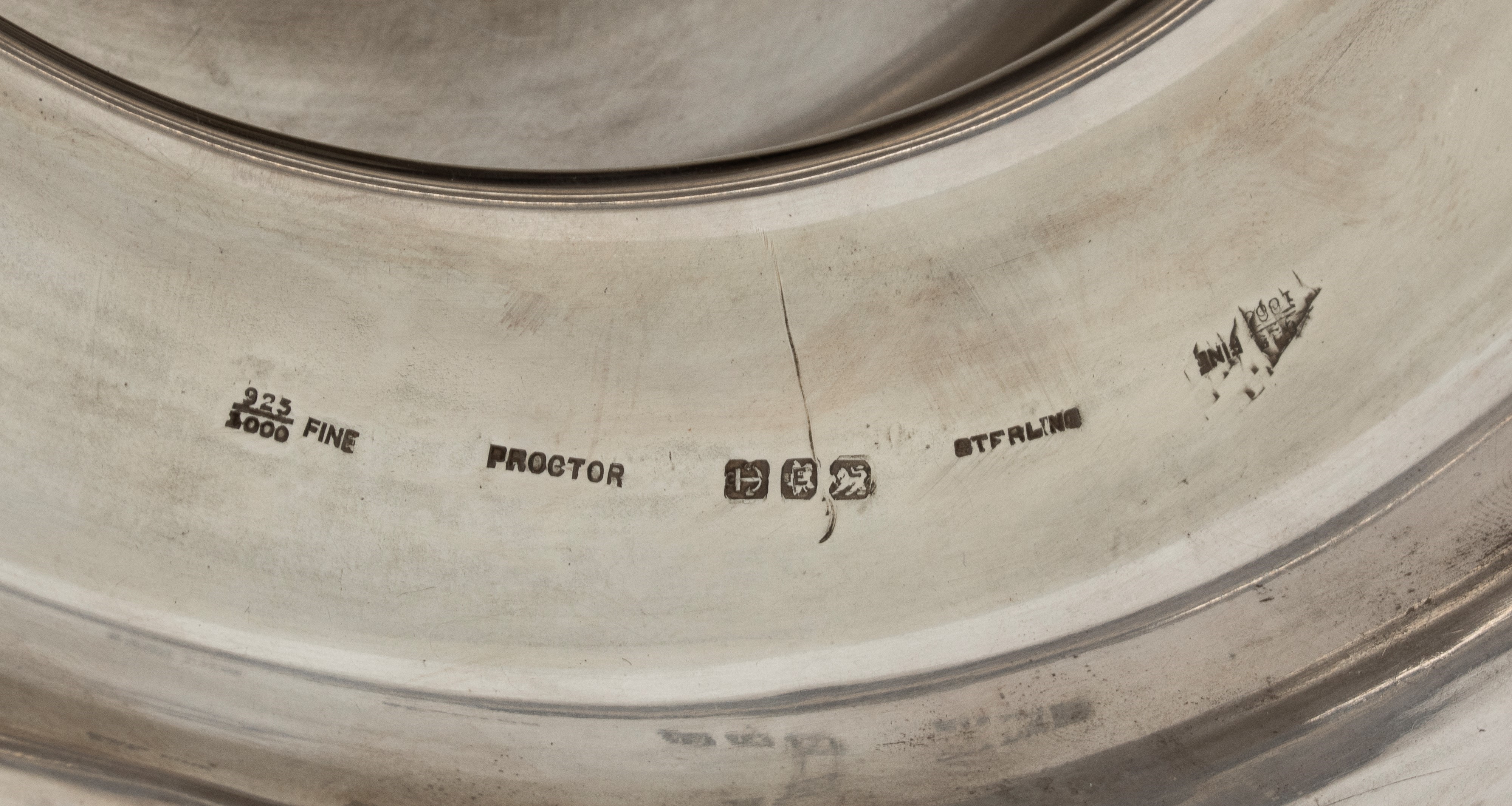 Una grande coppa di presentazione canadese a due manici in argento