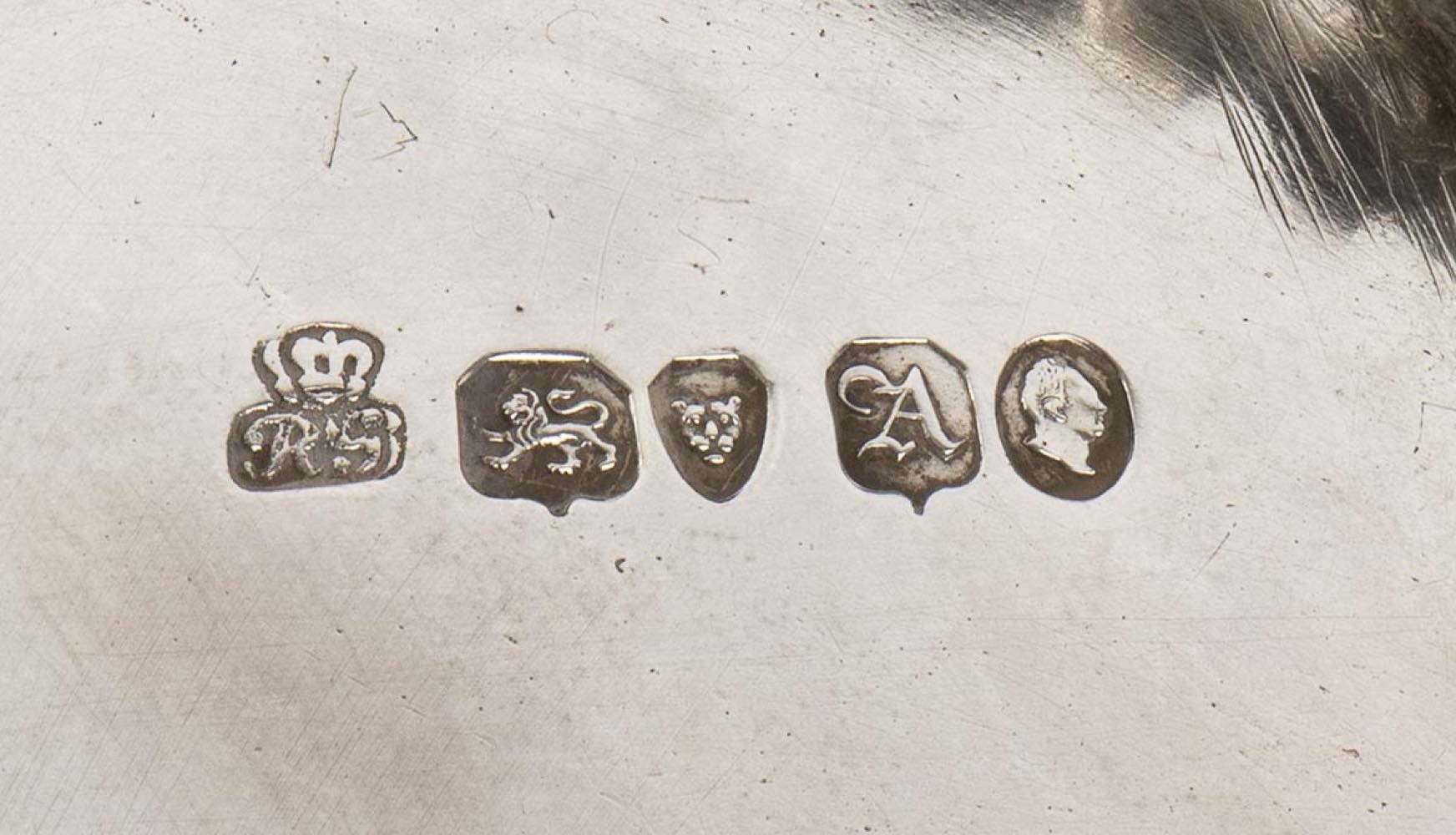 Rara cruet inglese William IV in argento con quattro bottiglie