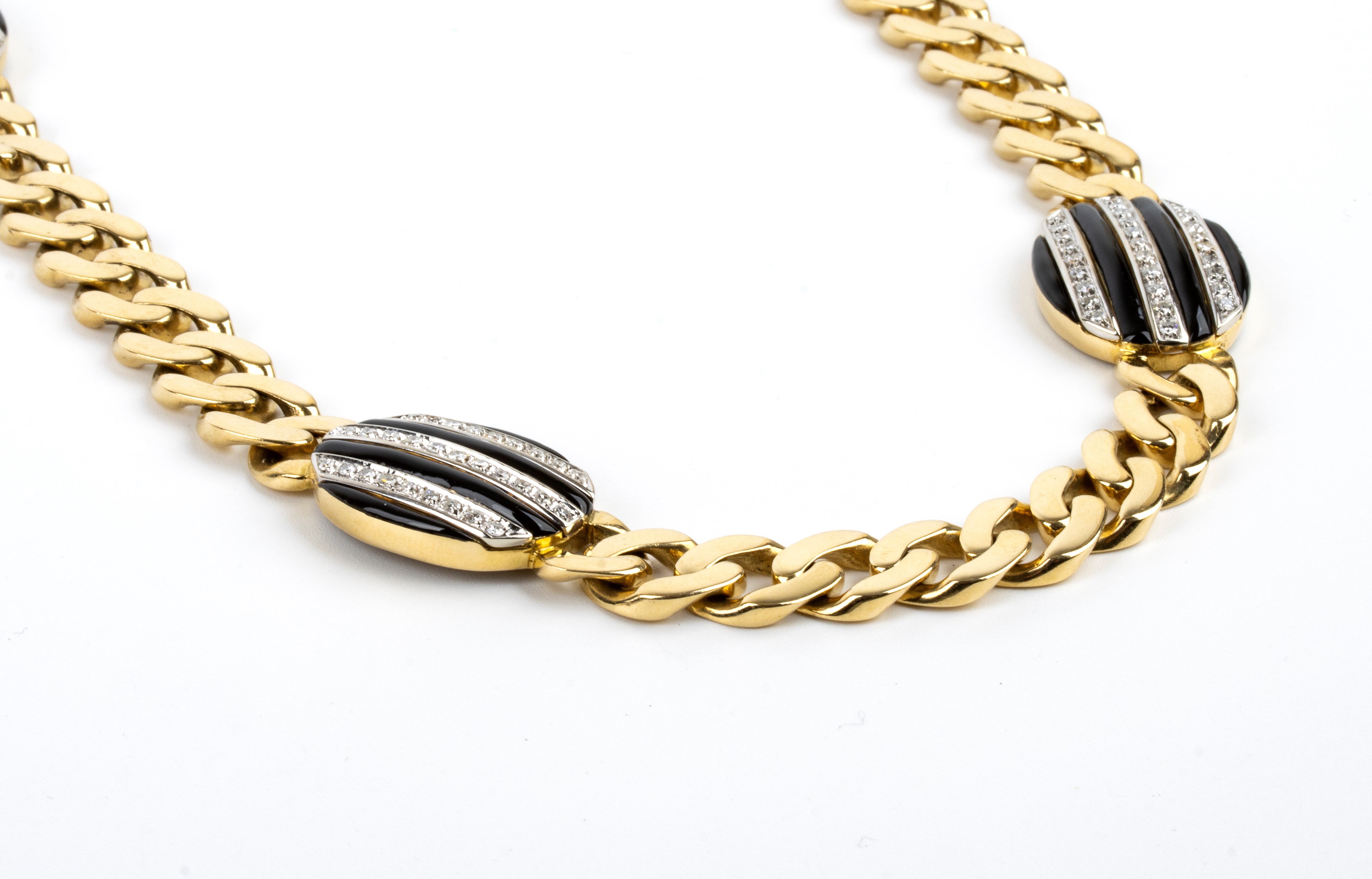 Lungo girocollo in oro con smalto neri e diamanti