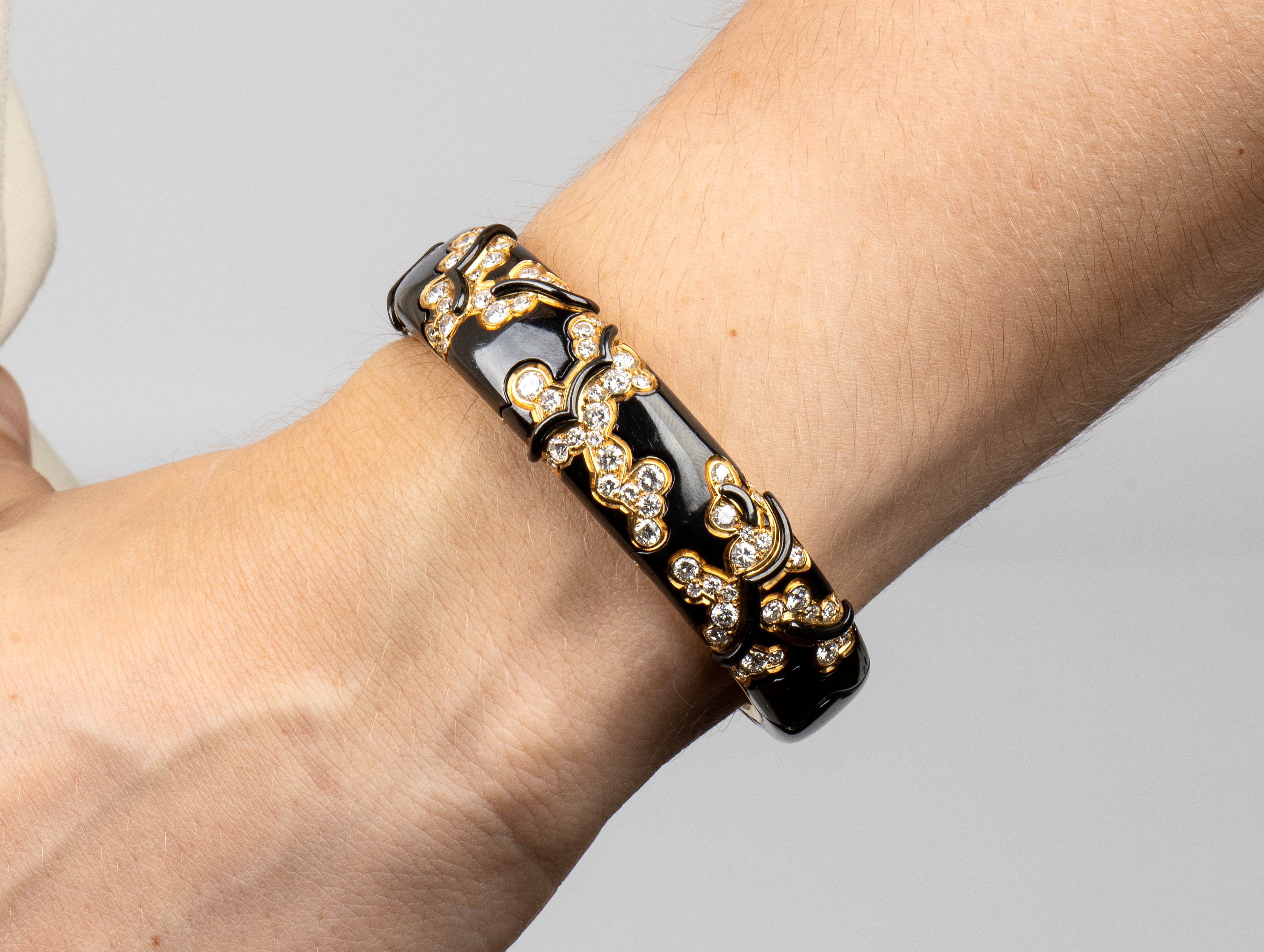 Motivo Giapponese Mitsouko, bracciale semi-rigido in oro, diamanti e patina nera