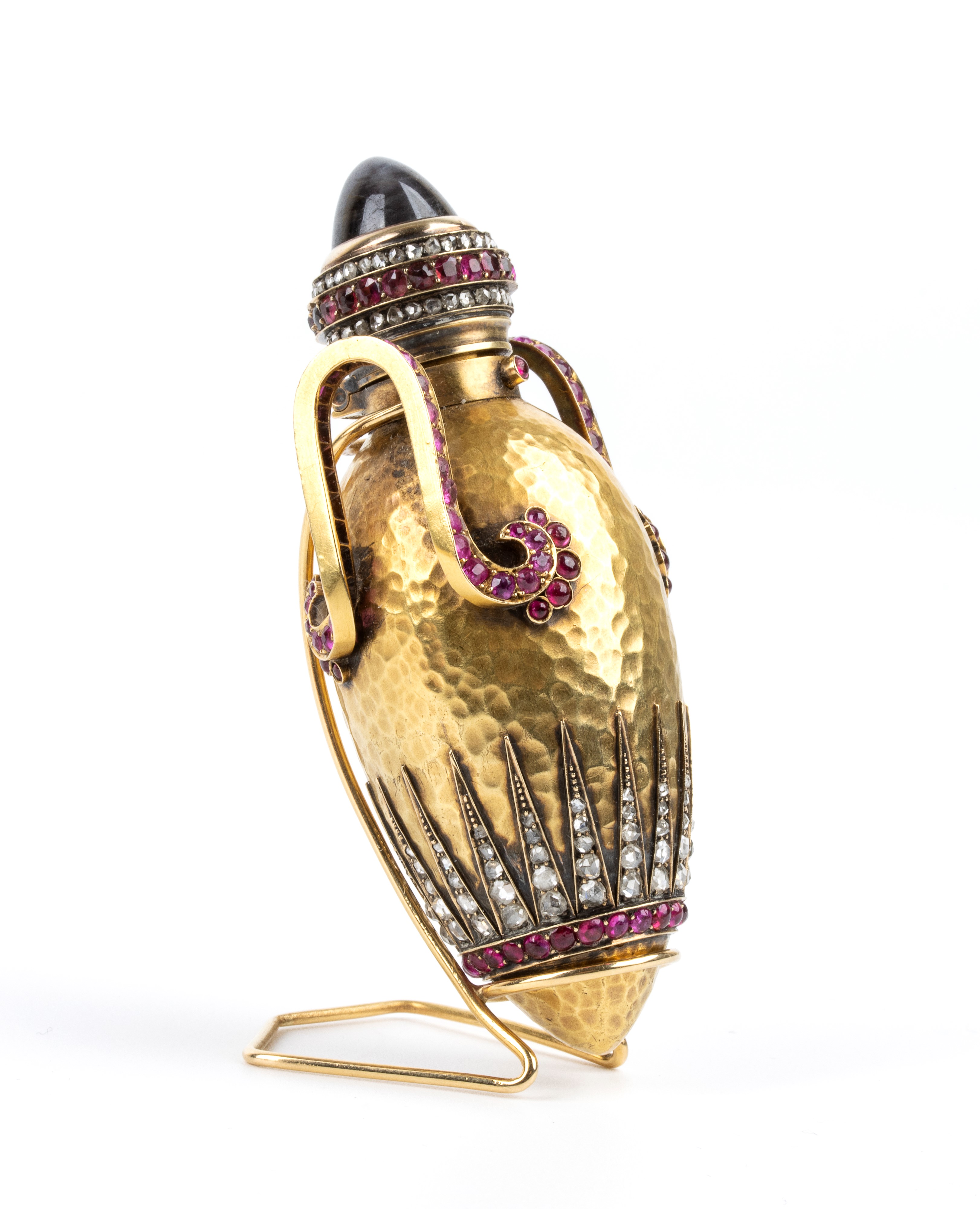 Flacone russo per profumo in oro