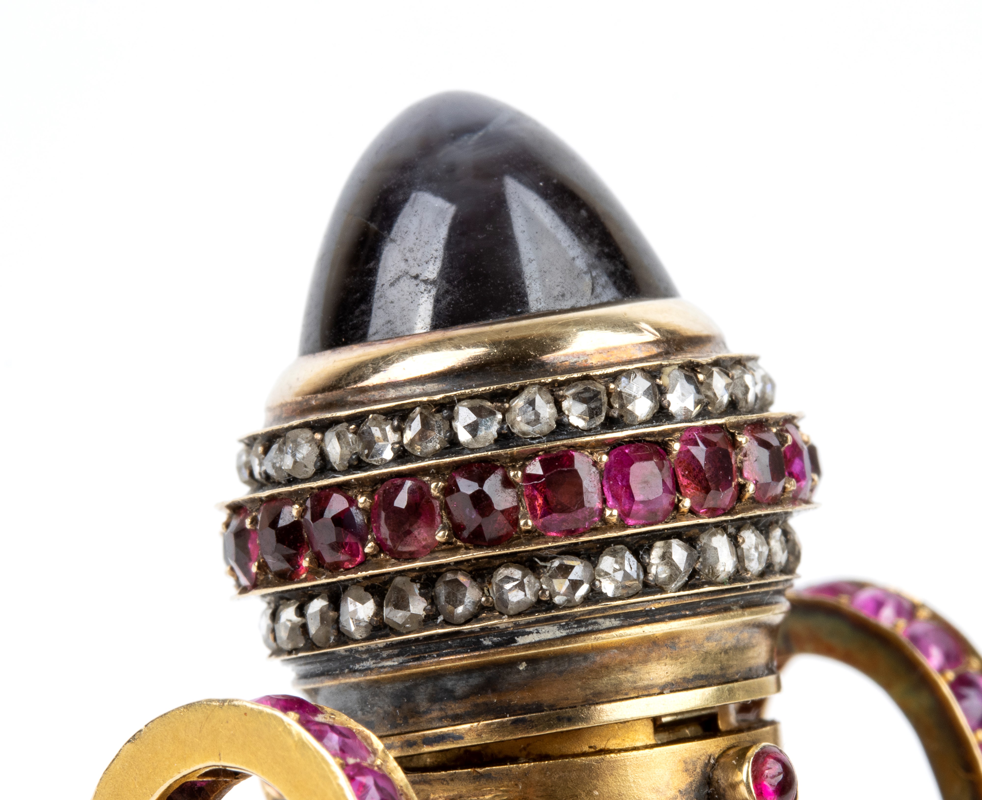 Flacone russo per profumo in oro