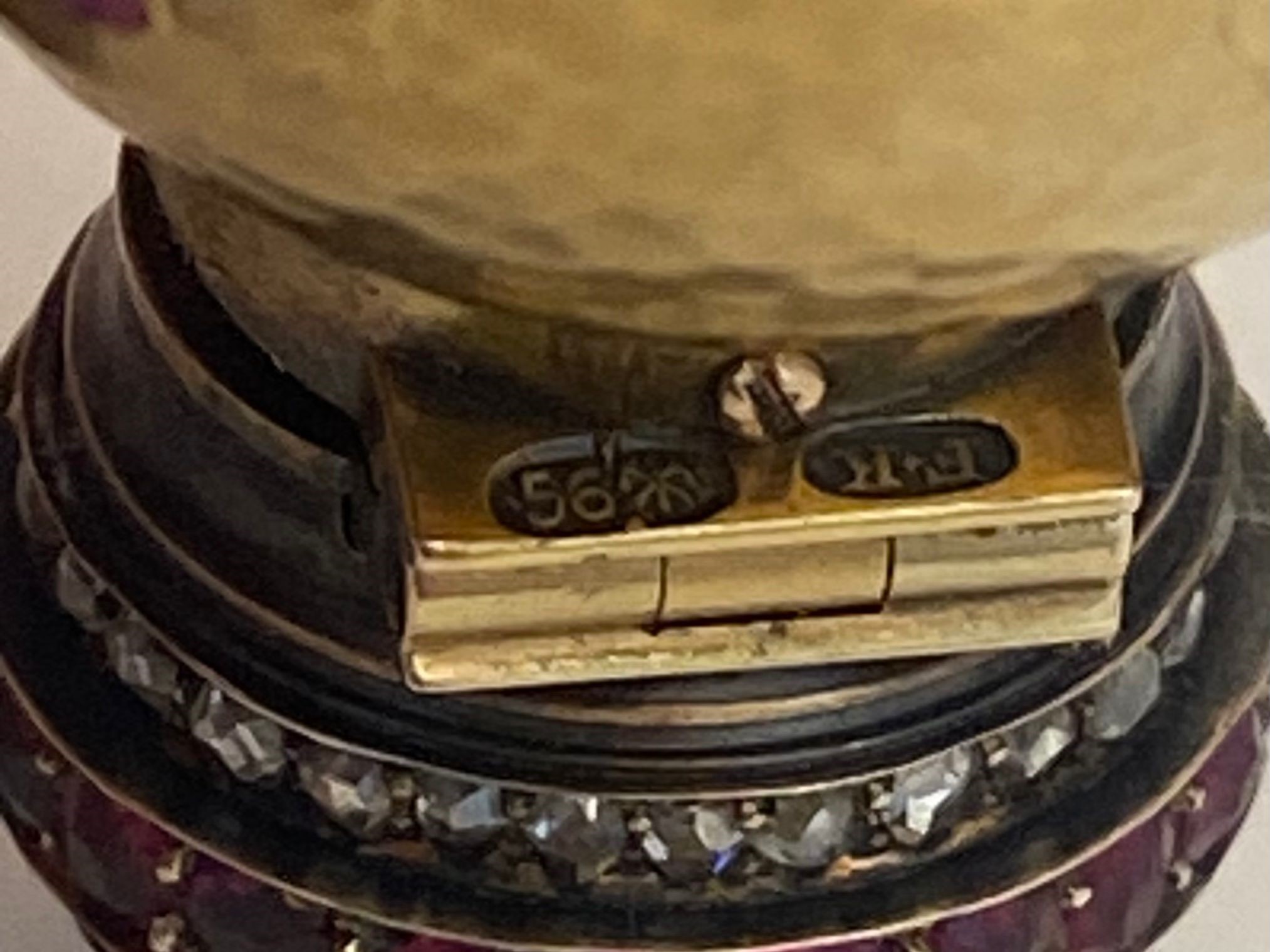 Flacone russo per profumo in oro