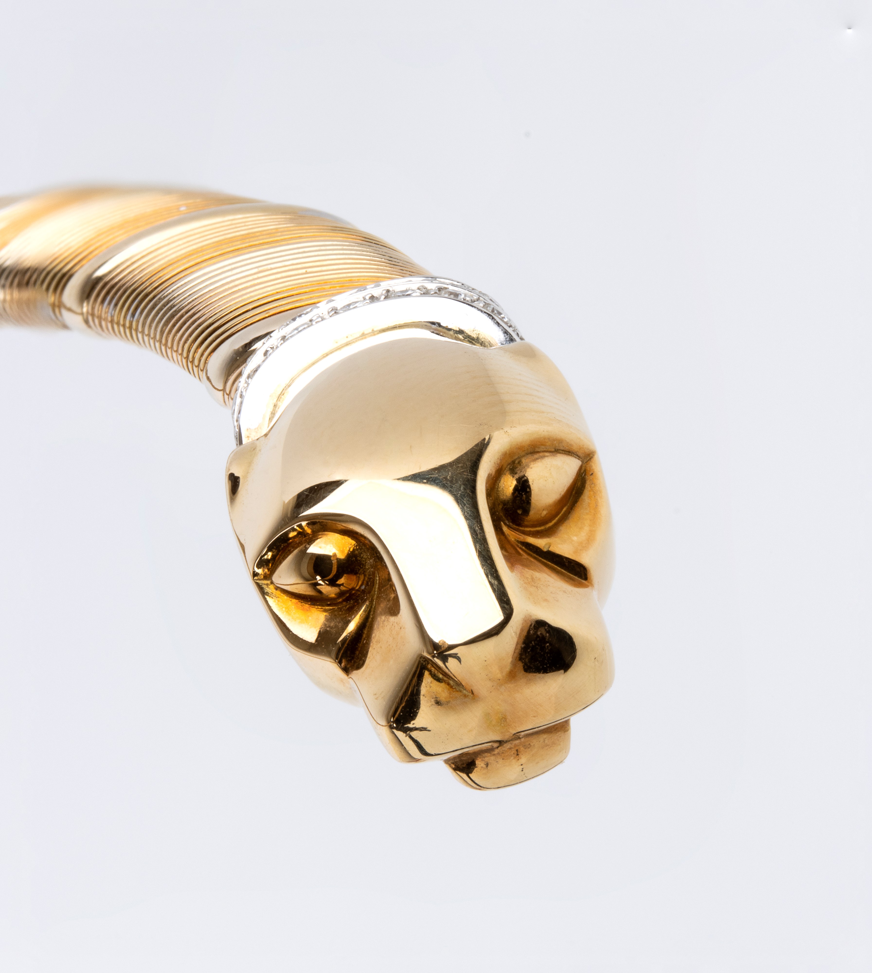 Parure panthère composta da girocollo, bracciale ed anello in oro e diamanti