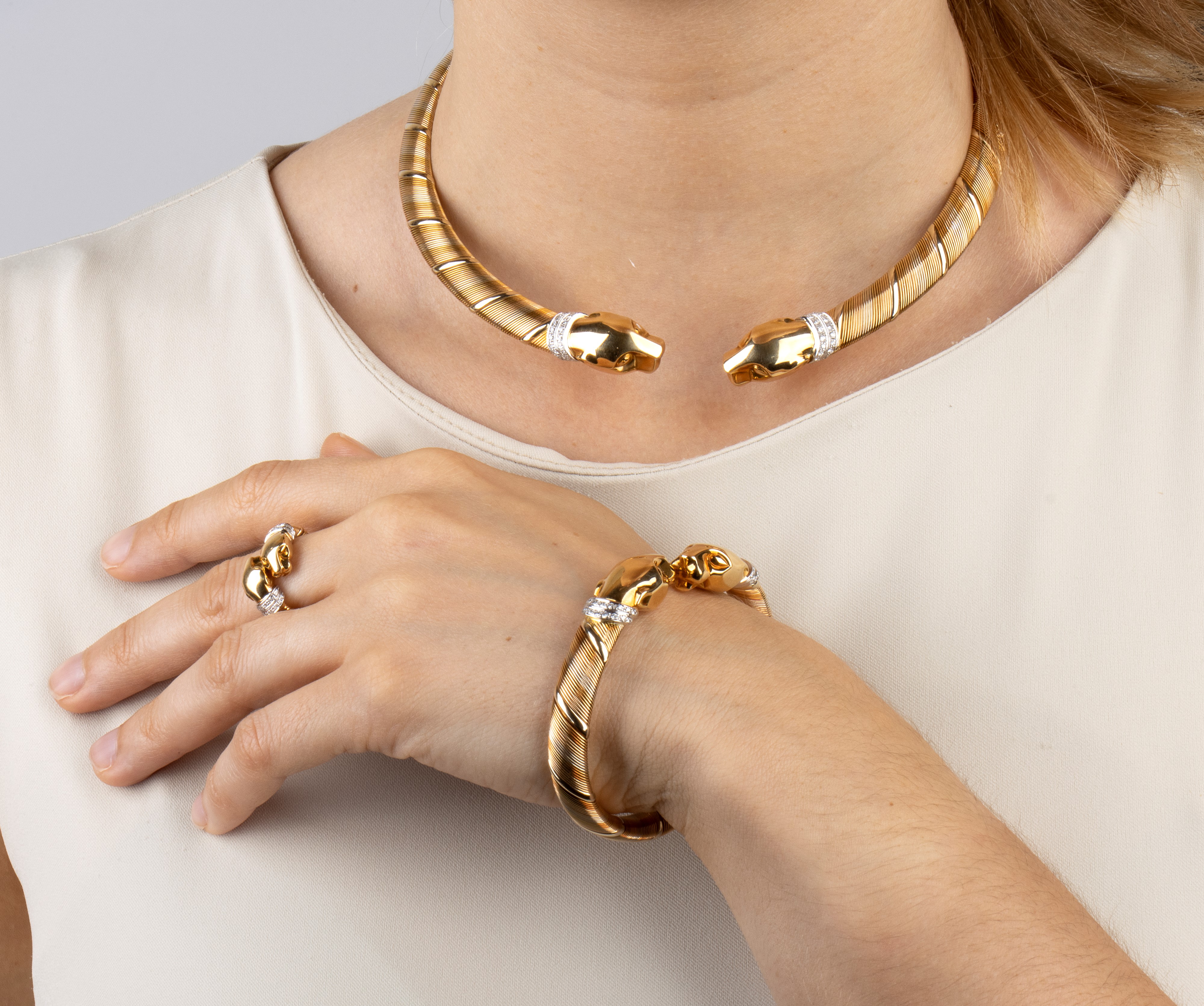 Parure panthère composta da girocollo, bracciale ed anello in oro e diamanti