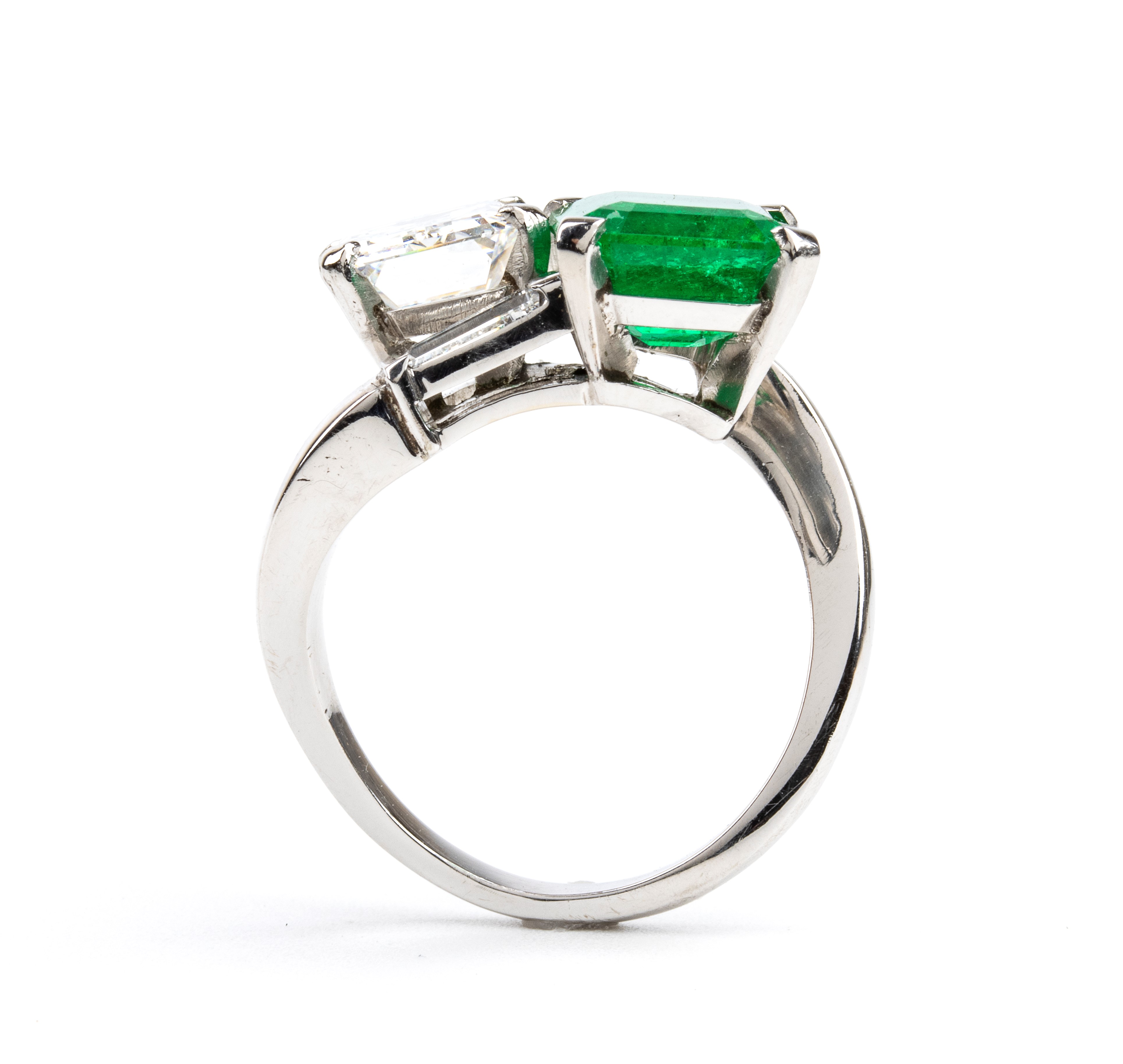 Anello in oro con smeraldo colombiano e diamanti