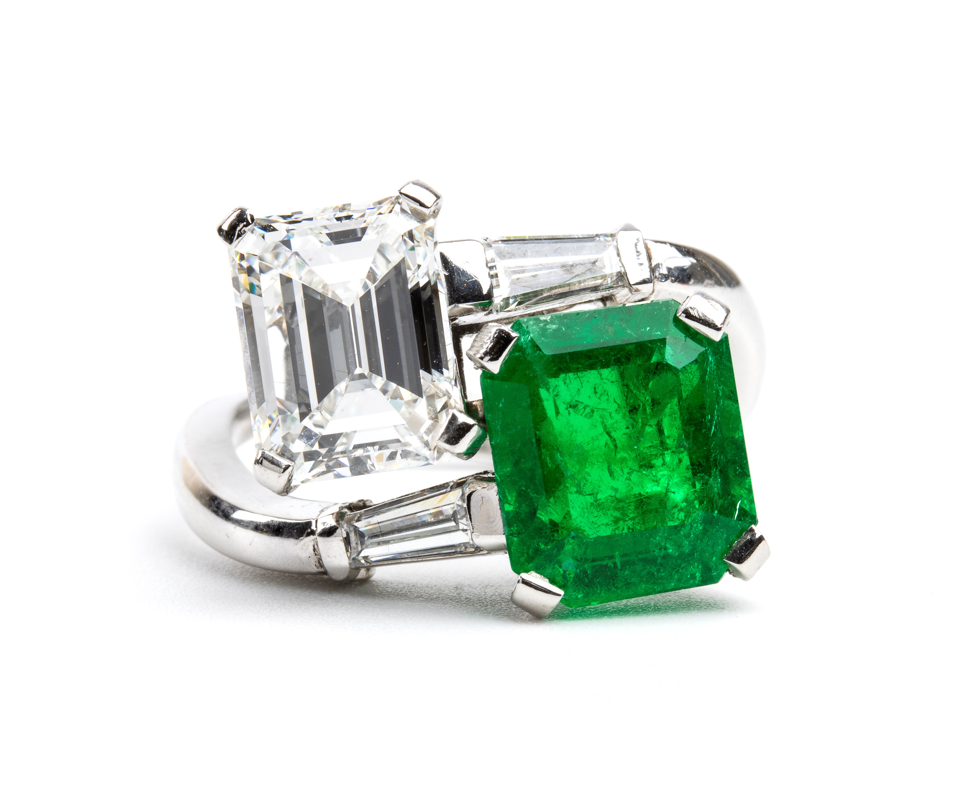 Anello in oro con smeraldo colombiano e diamanti