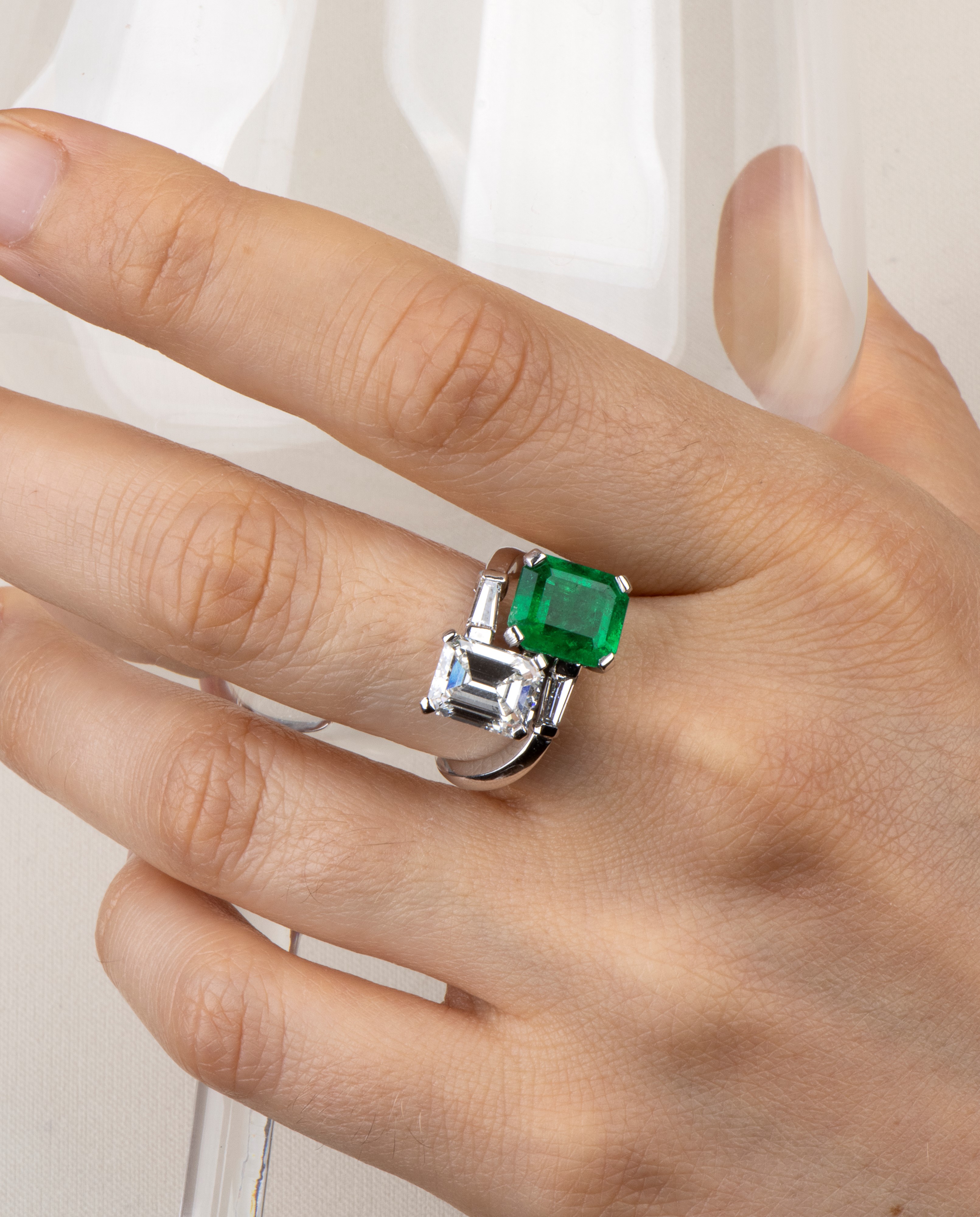 Anello in oro con smeraldo colombiano e diamanti