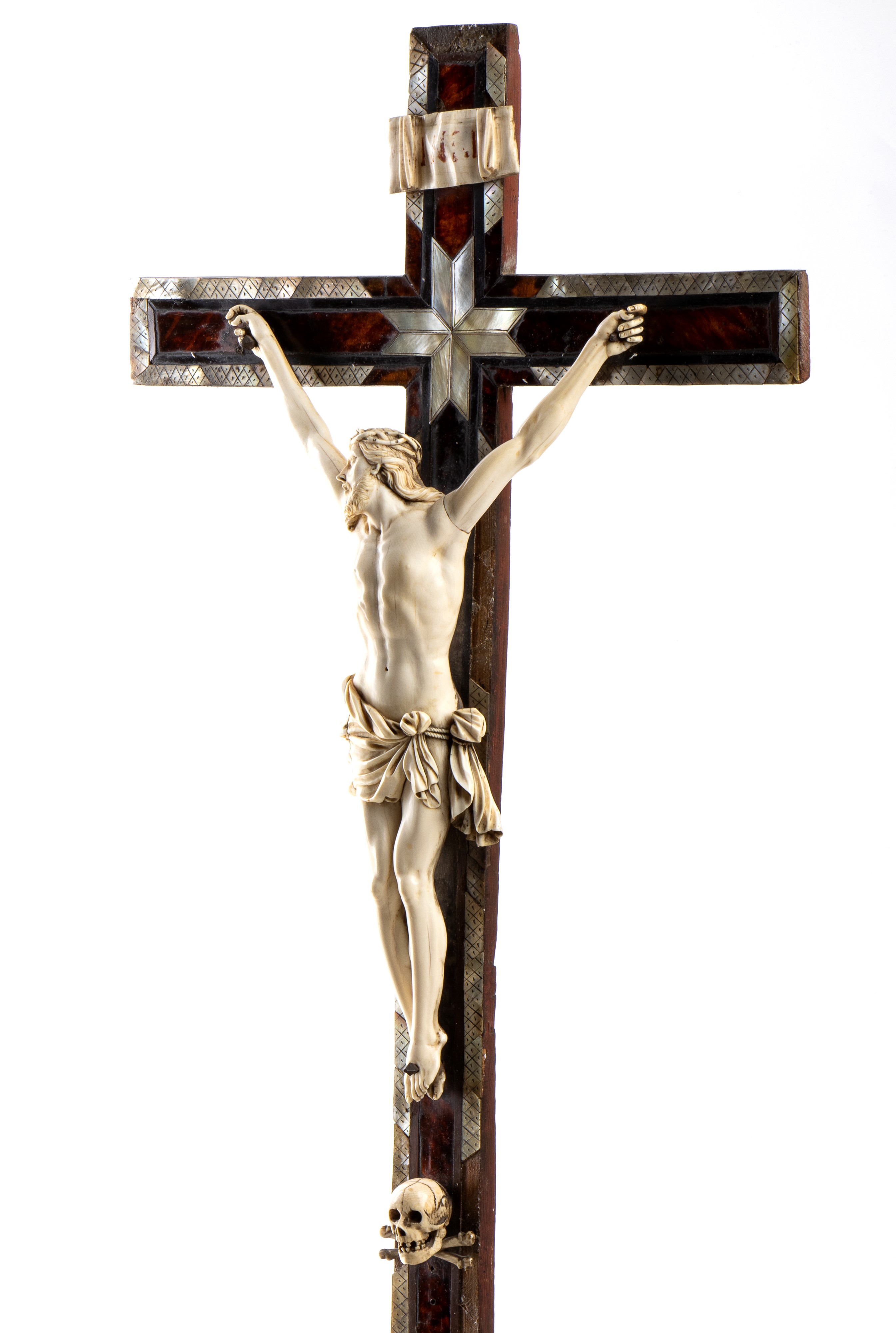 Crocifisso in avorio di elefante su croce in tartaruga e madreperla