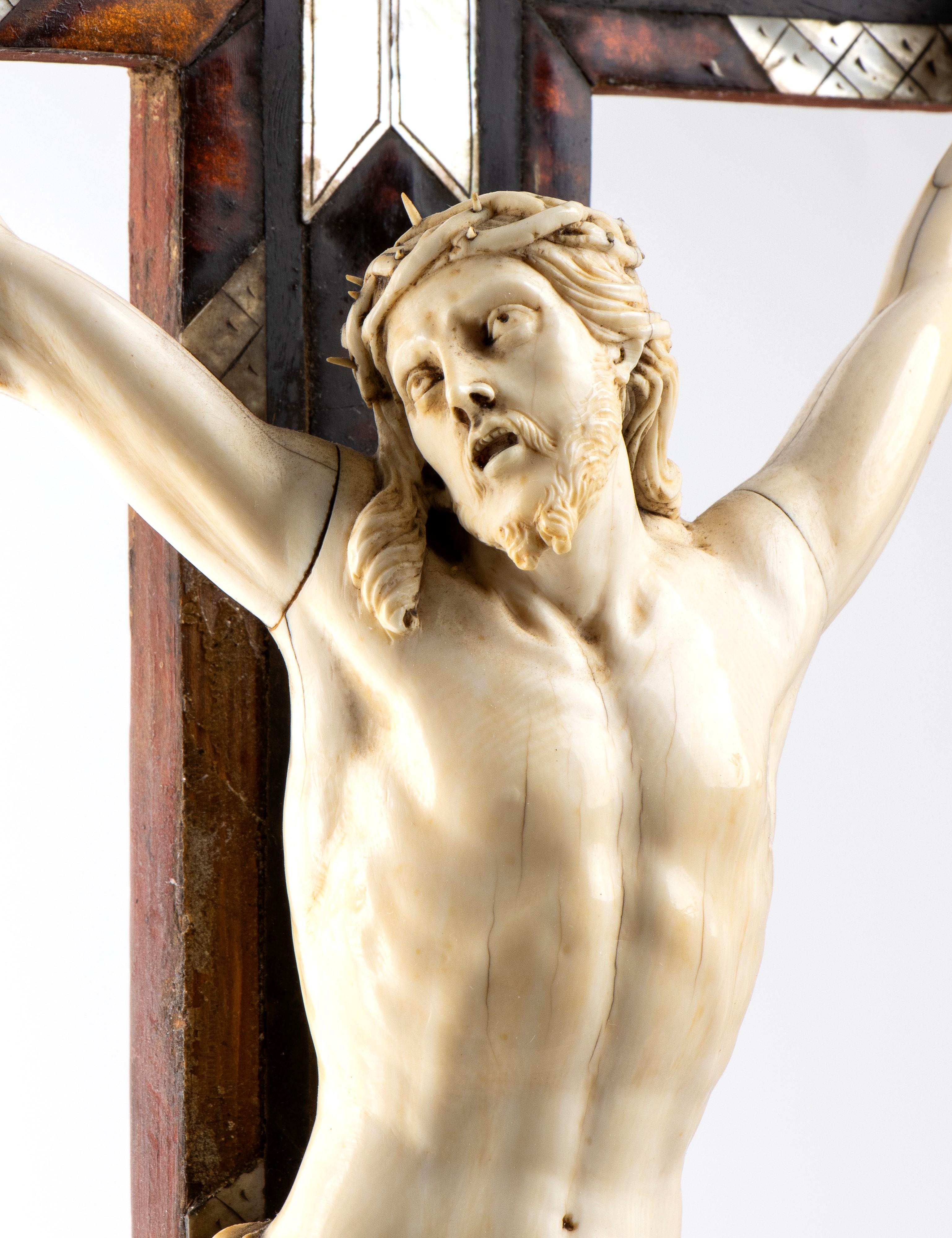 Crocifisso in avorio di elefante su croce in tartaruga e madreperla