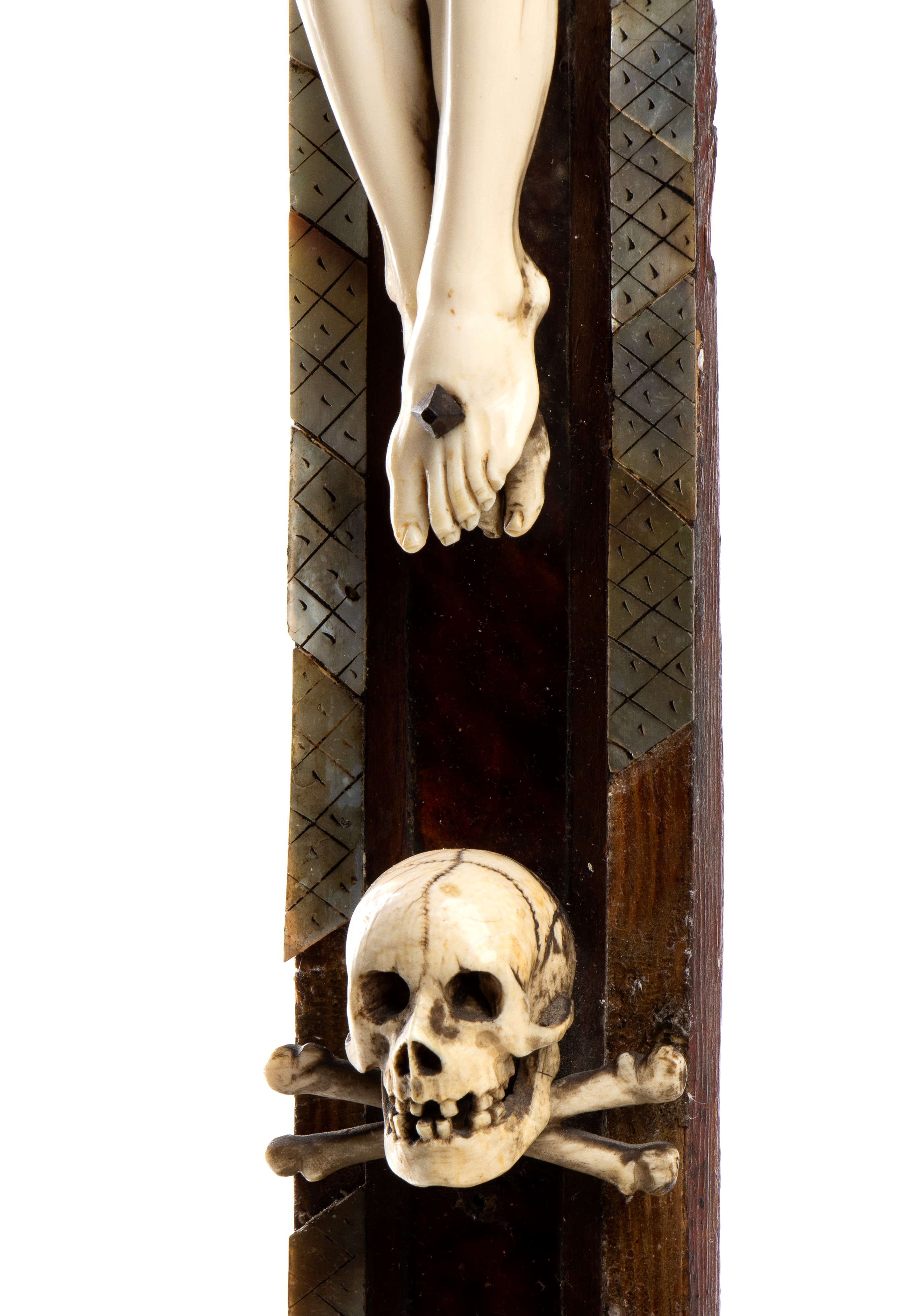 Crocifisso in avorio di elefante su croce in tartaruga e madreperla