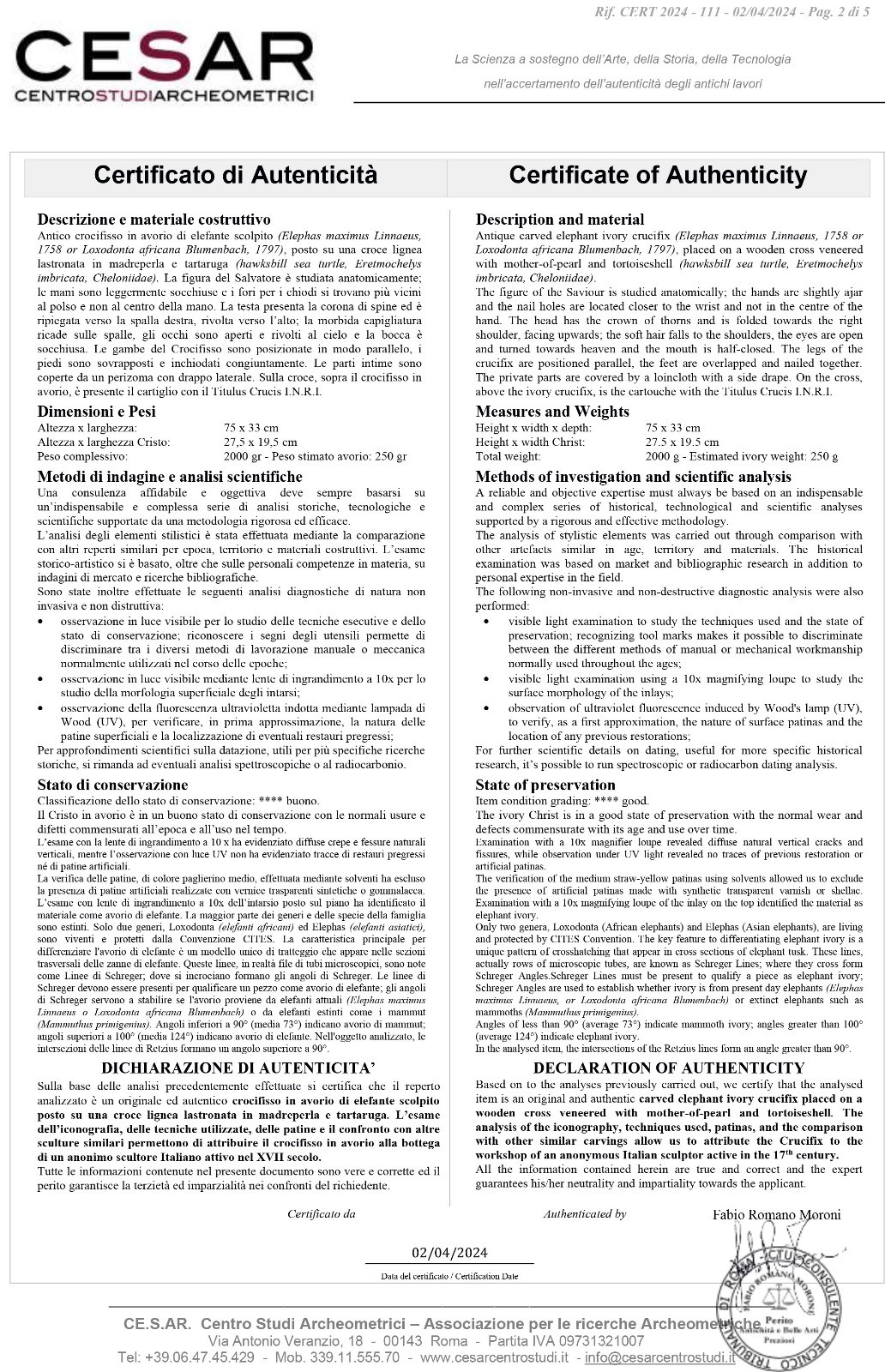 Crocifisso in avorio di elefante su croce in tartaruga e madreperla