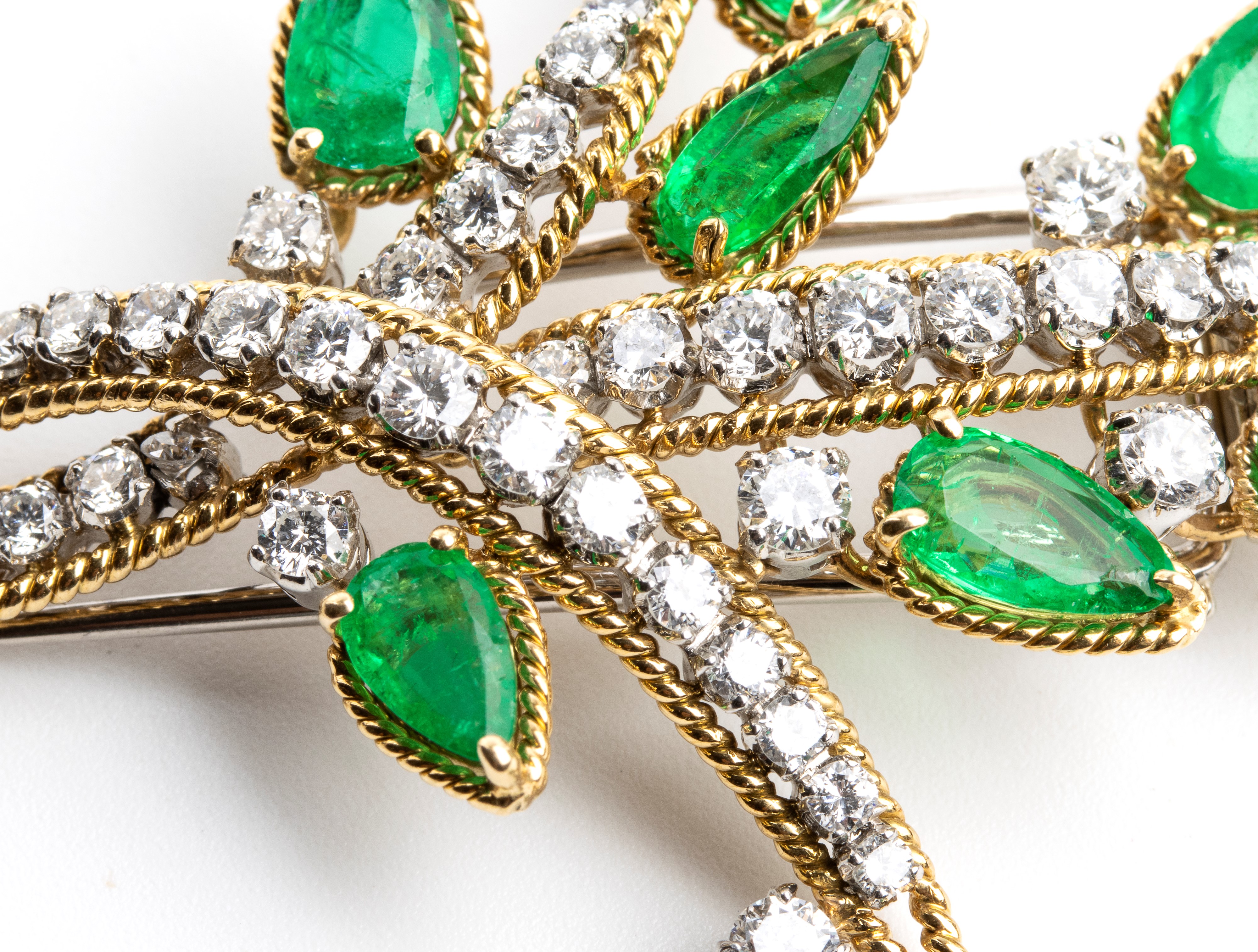 Spilla in oro, smeraldi e diamanti