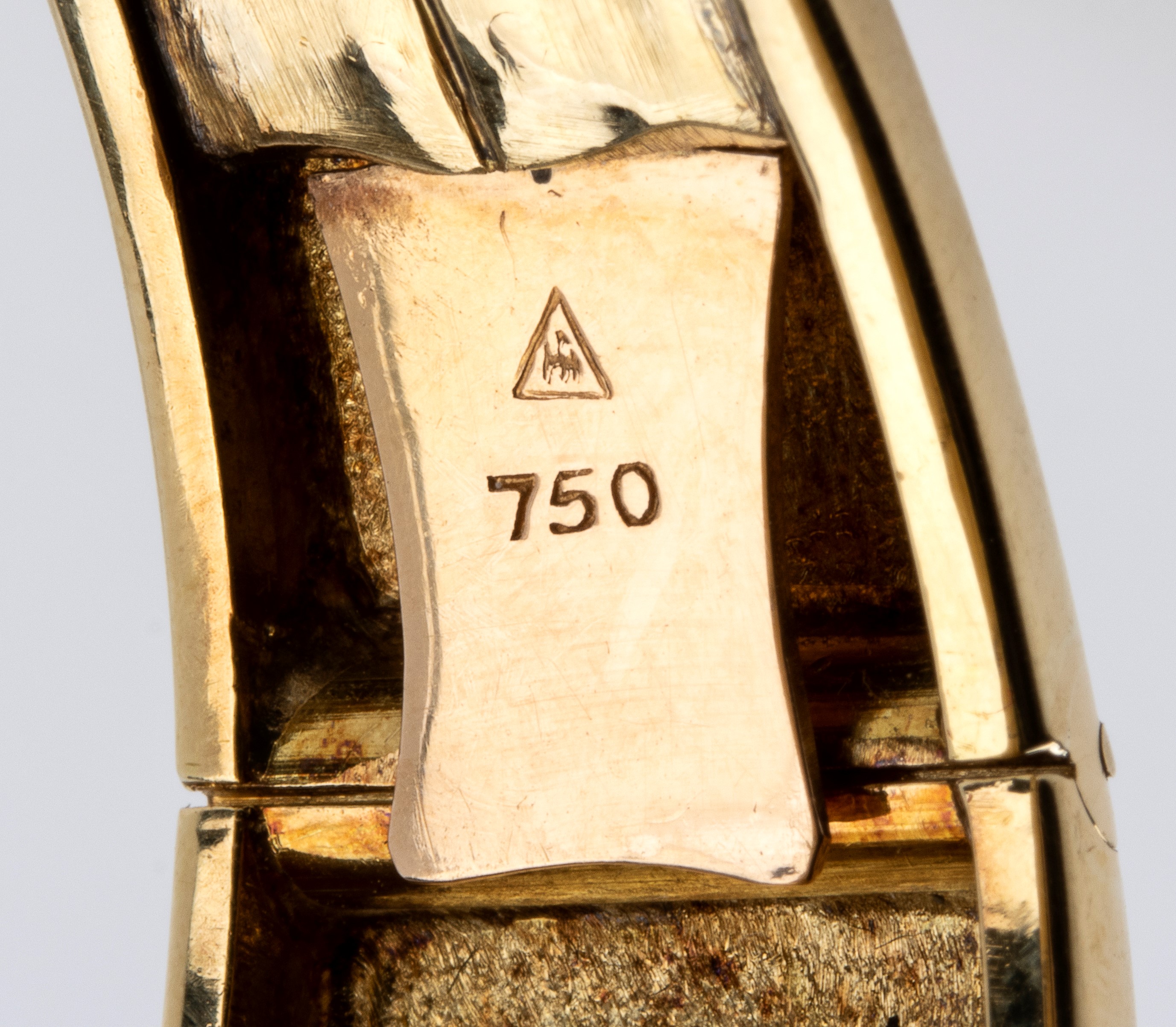 Bracciale in oro con un'elegante combinazione di corallo e diamanti