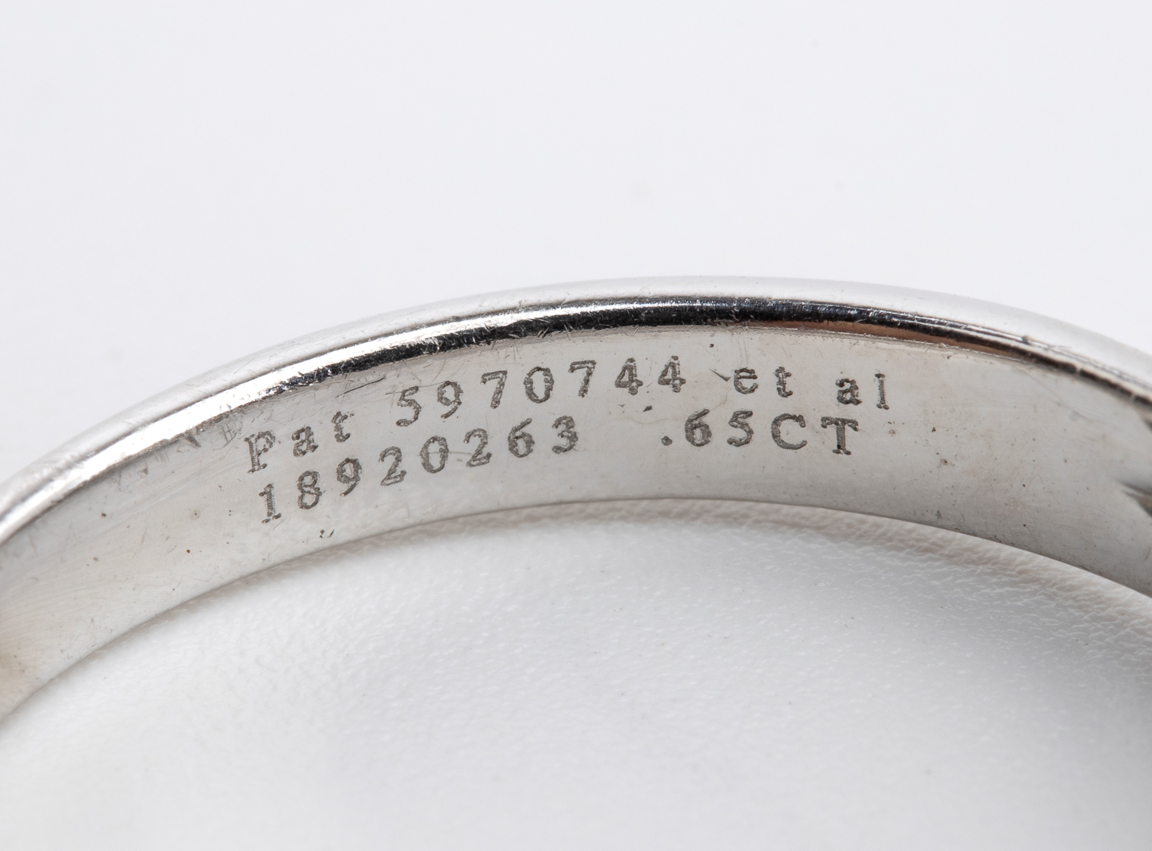 Collezione Tiffany True®: anello in platino con diamante