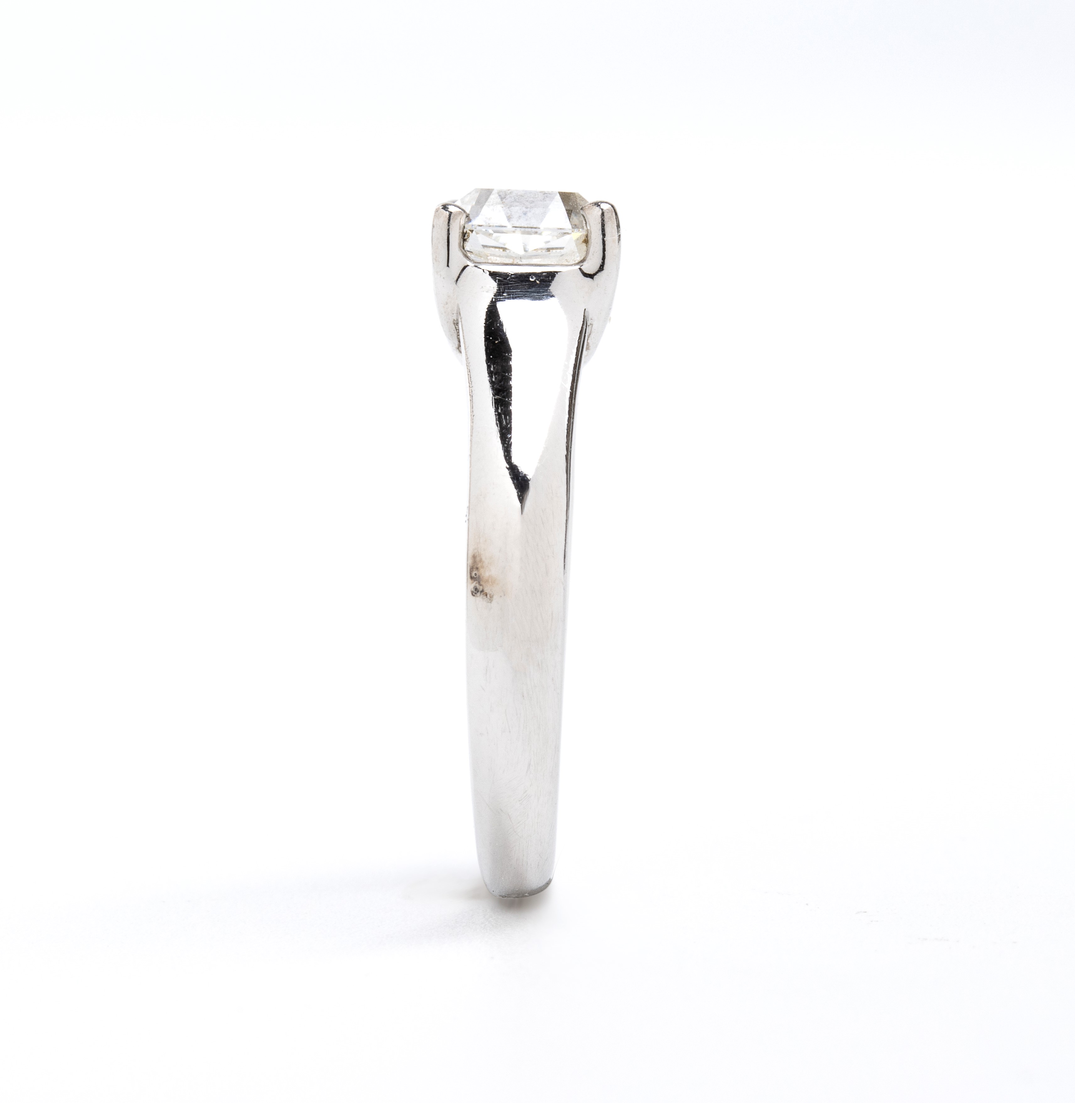 Collezione Tiffany True®, anello in platino con diamante