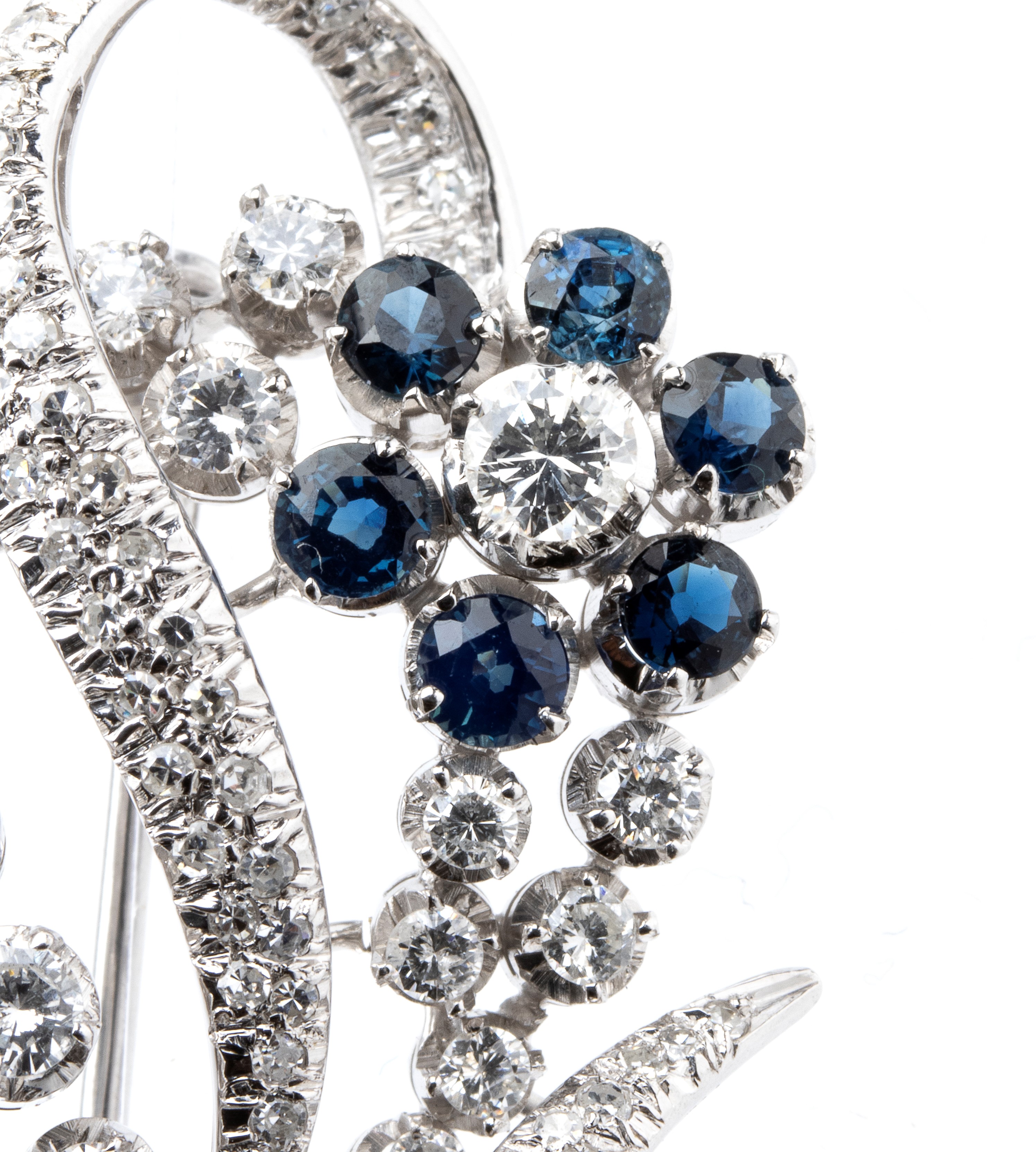 Spilla a motivo di nastri e fiori in oro con zaffiri e diamanti