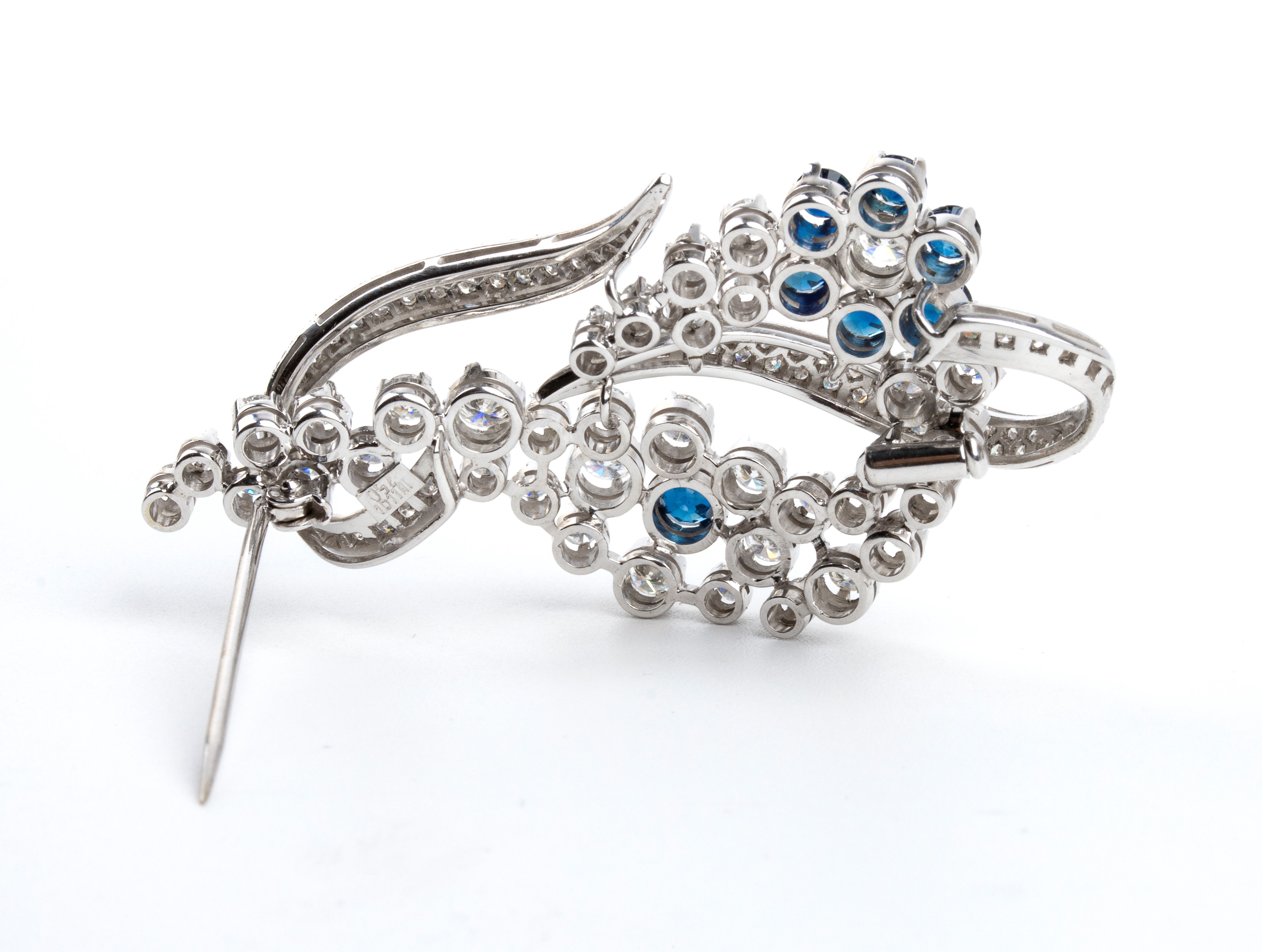 Spilla a motivo di nastri e fiori in oro con zaffiri e diamanti