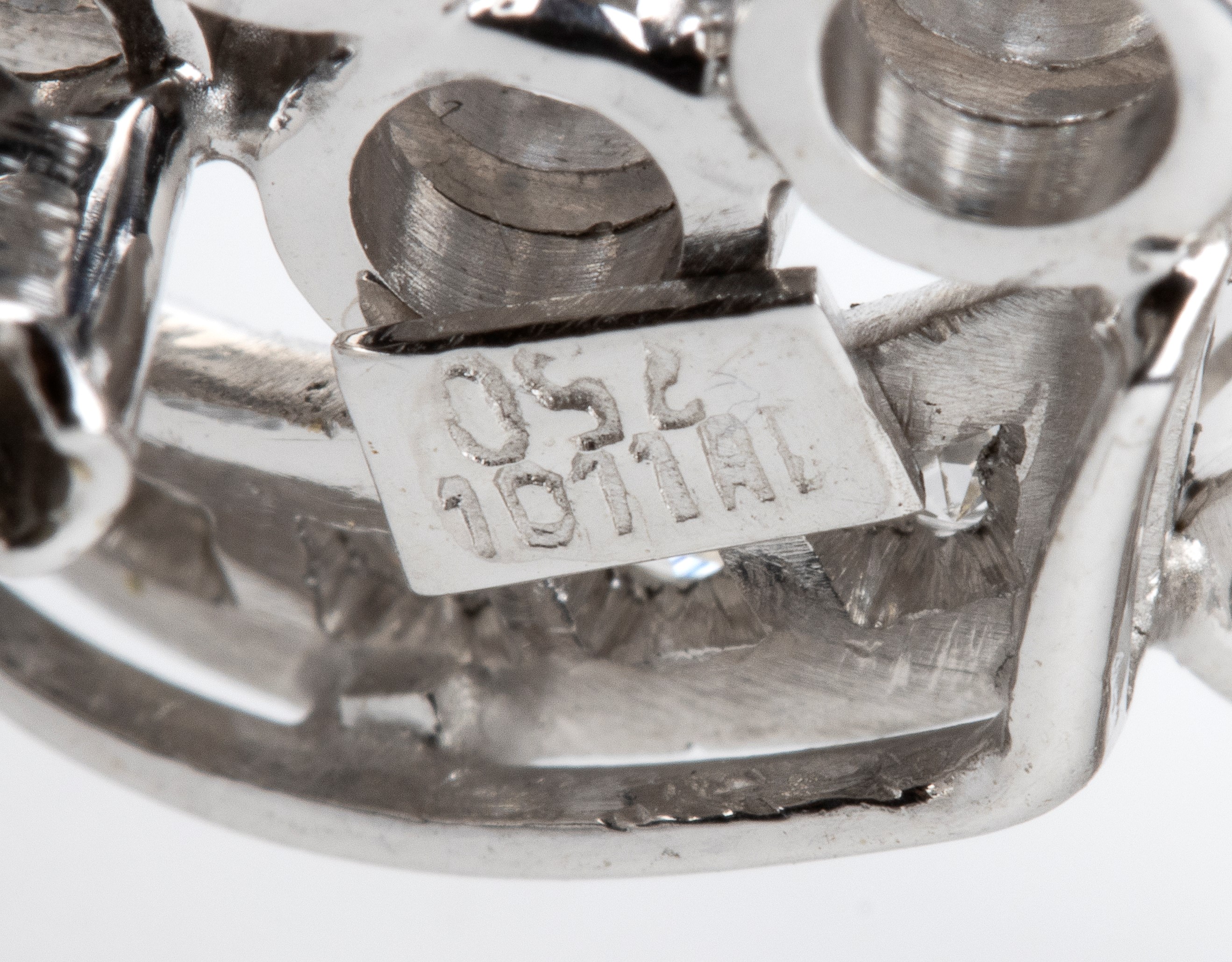 Spilla a motivo di nastri e fiori in oro con zaffiri e diamanti