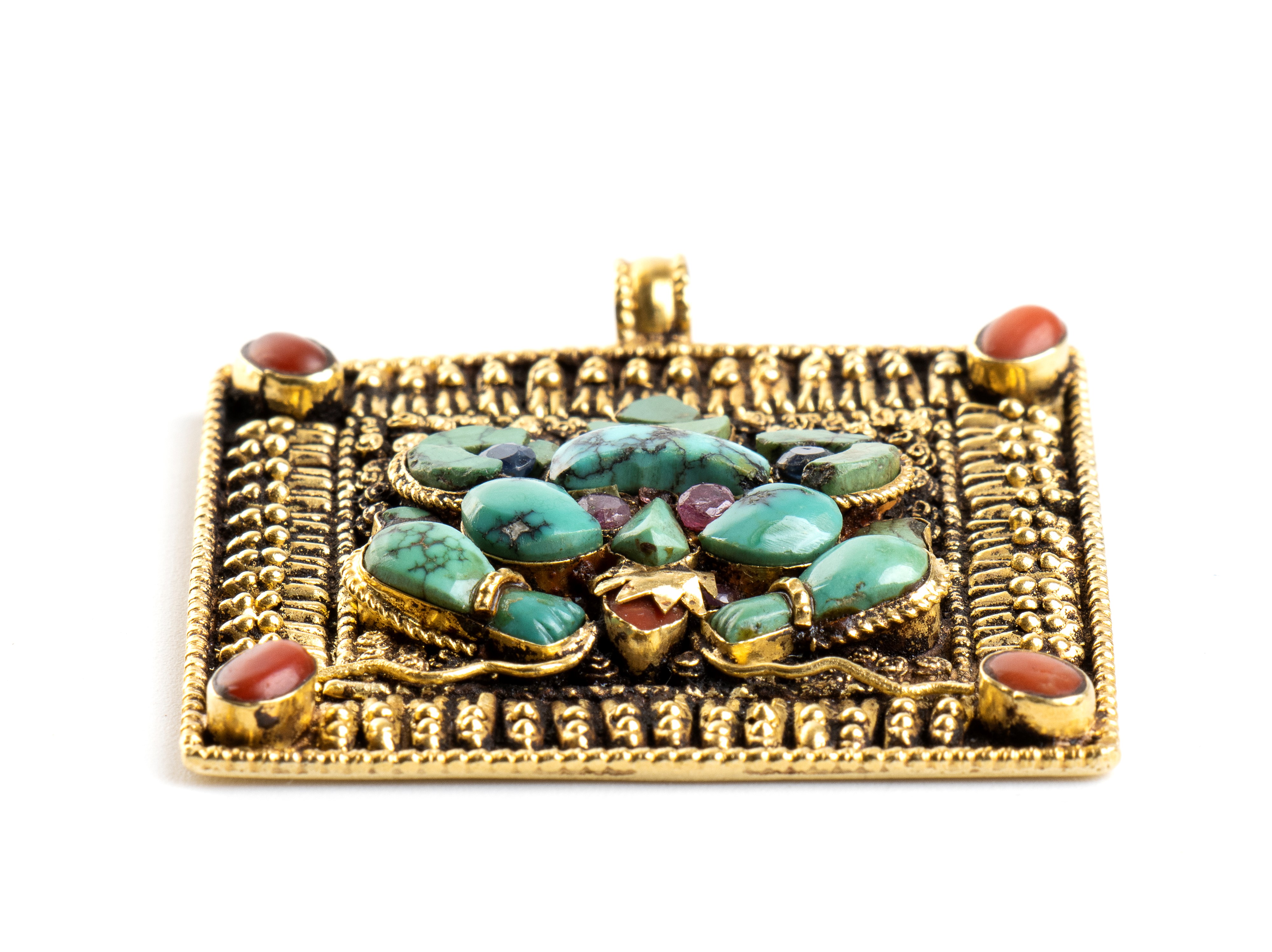 Pendente in oro e inserti in corallo e turchesi