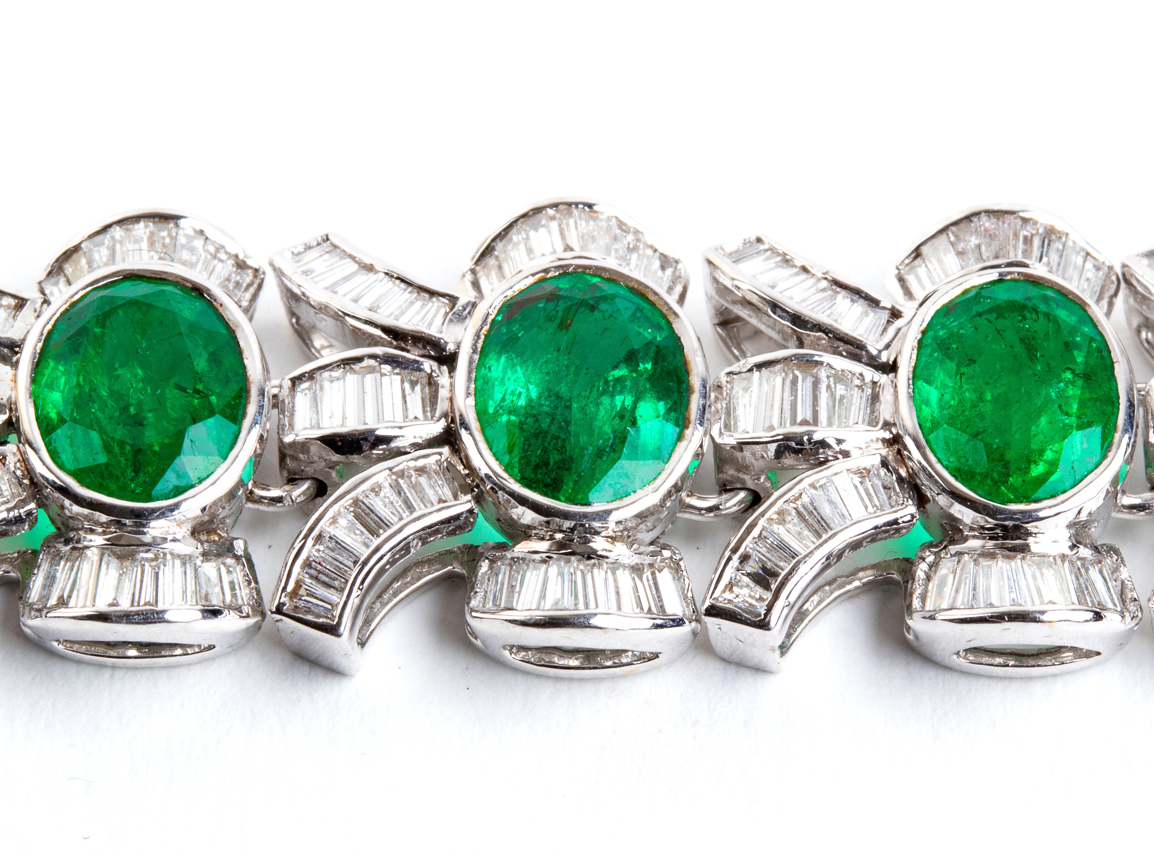 Bracciale in oro con linea di smeraldi e nastri in diamanti