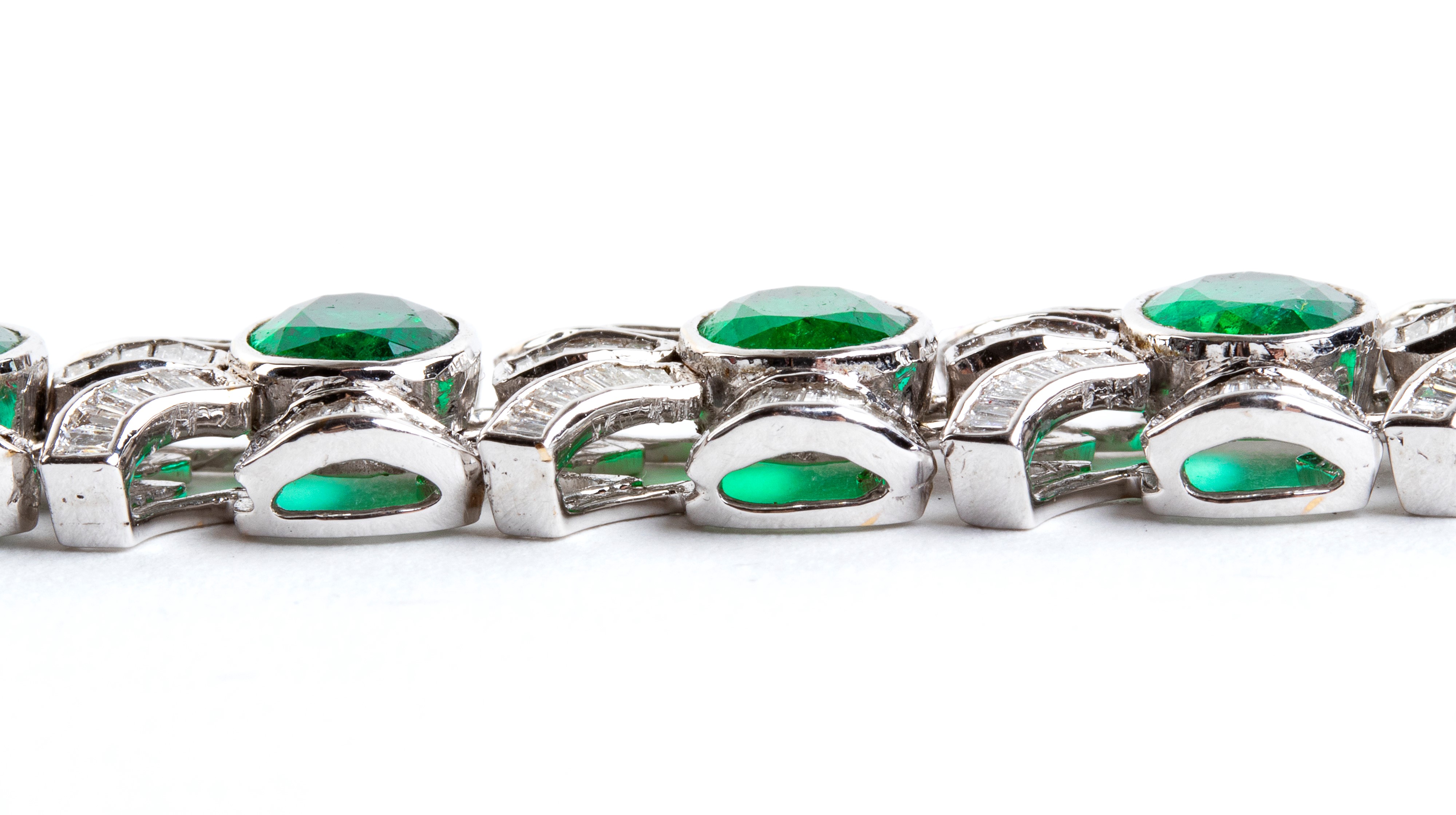 Bracciale in oro con linea di smeraldi e nastri in diamanti