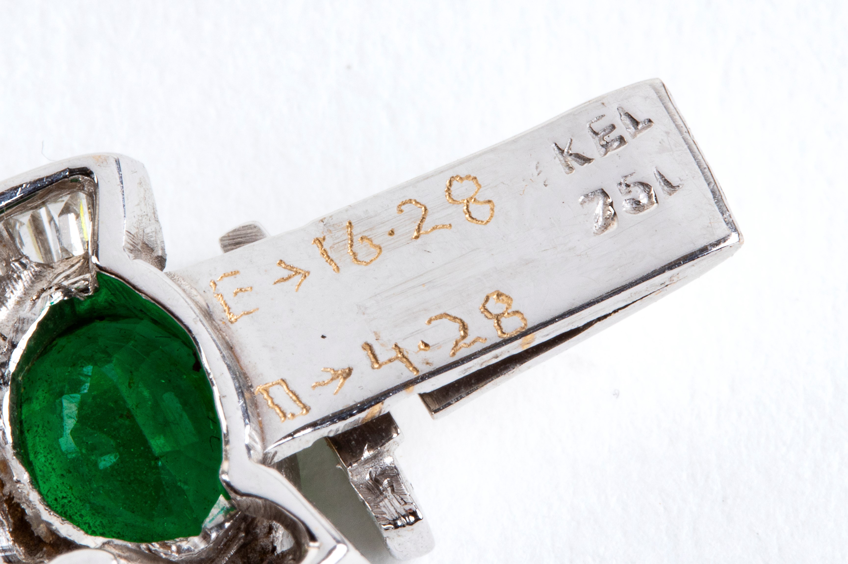 Bracciale in oro con linea di smeraldi e nastri in diamanti