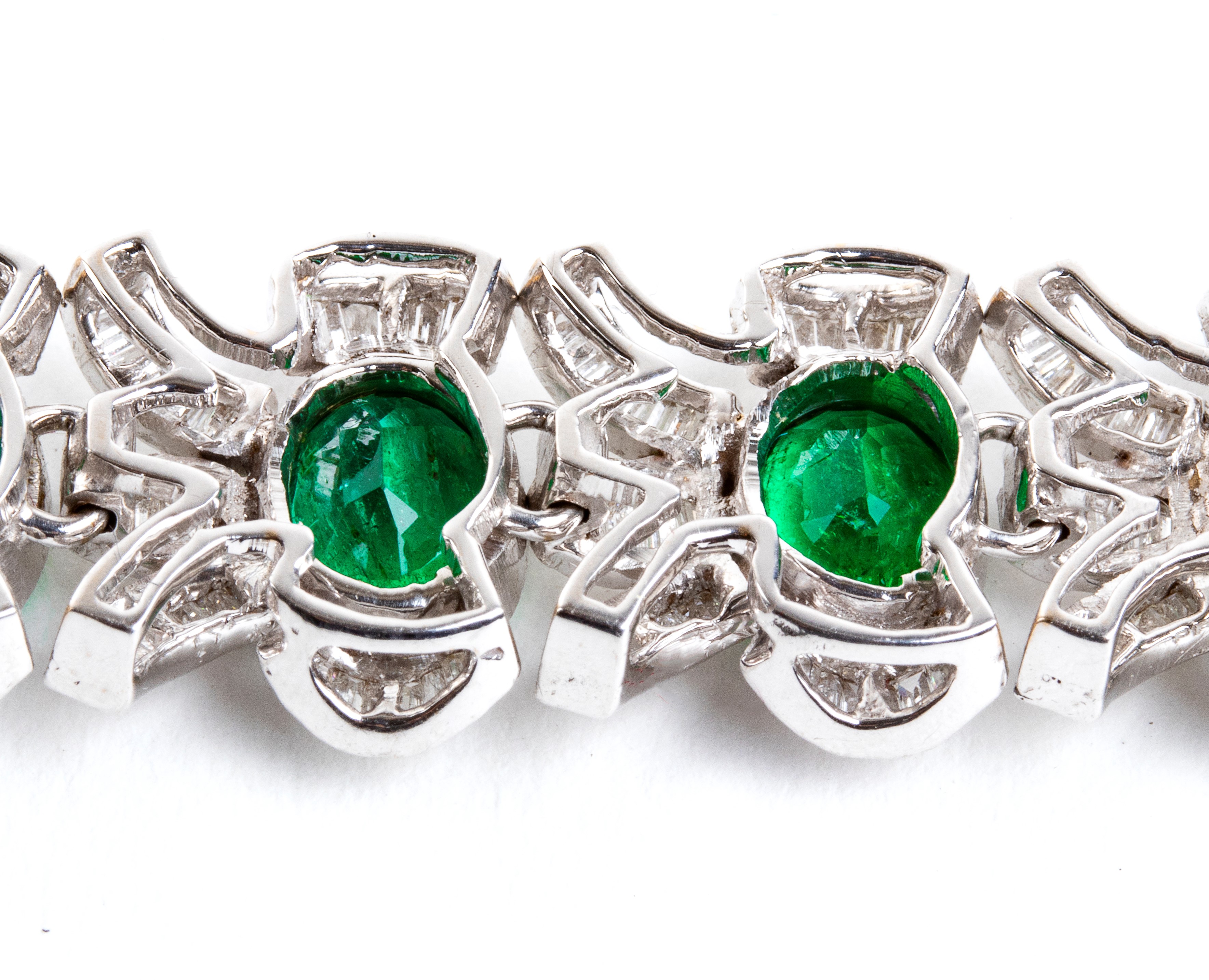 Bracciale in oro con linea di smeraldi e nastri in diamanti