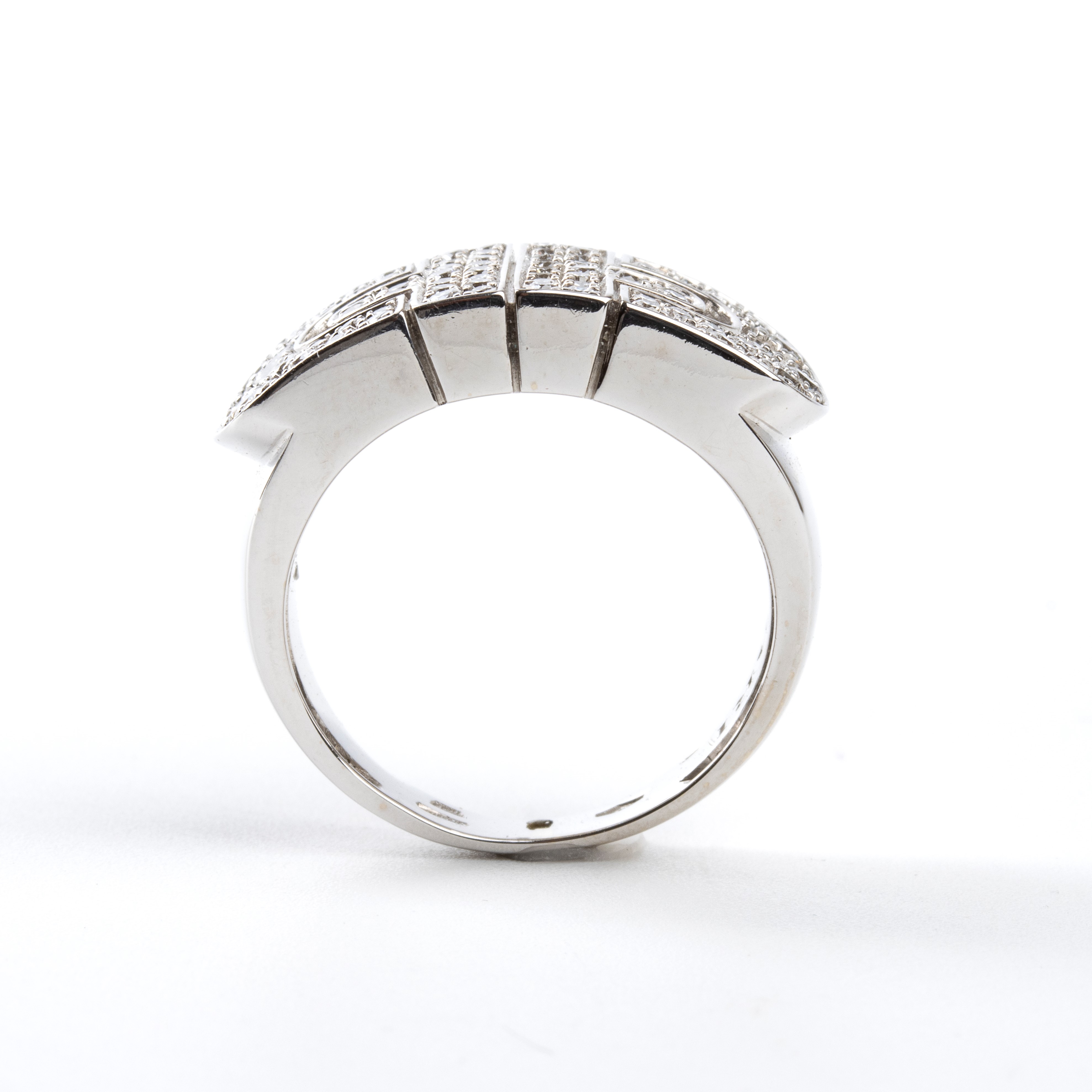 Collezione Parentesi: anello a fascia traforata in oro e diamanti