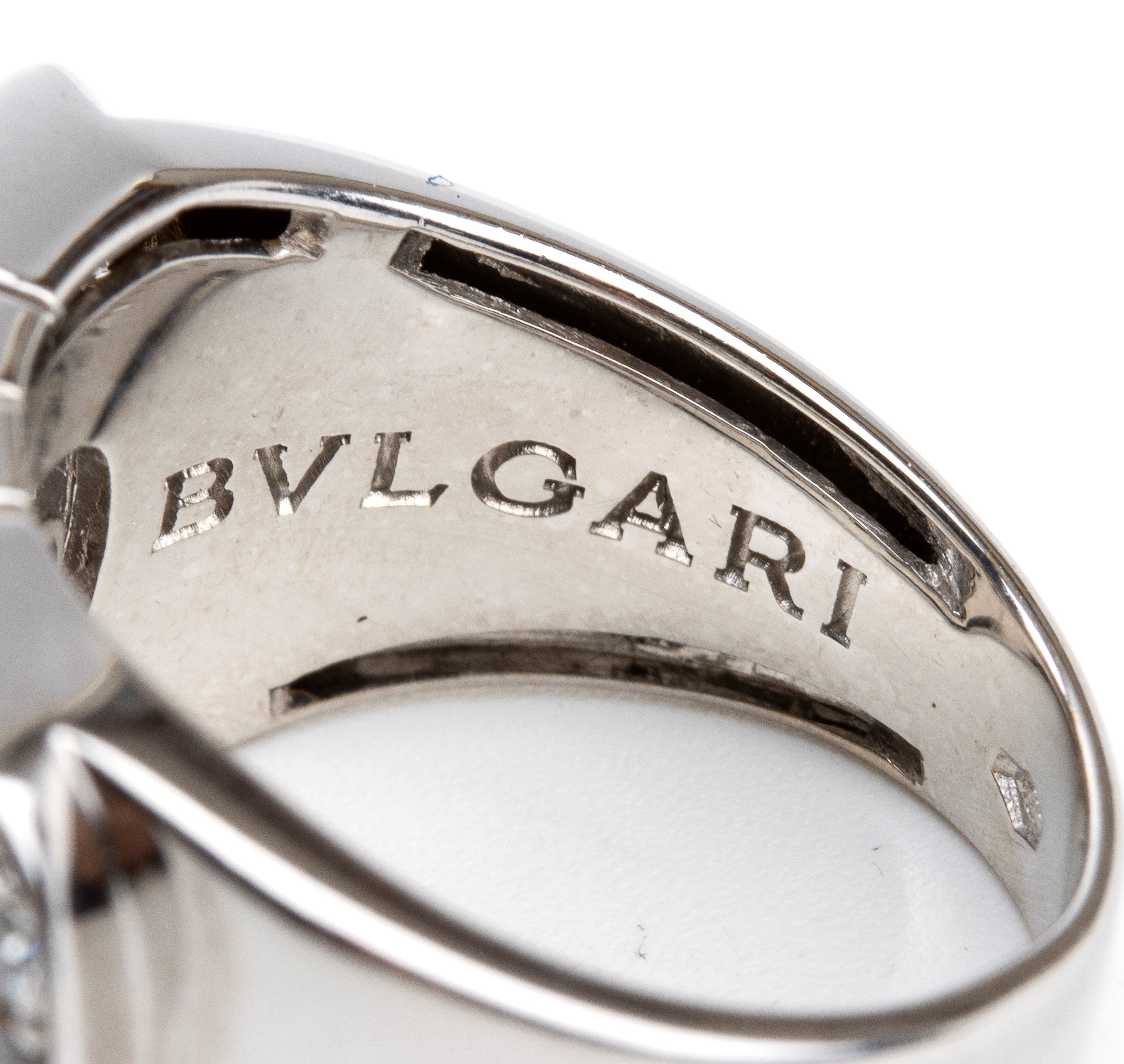 Collezione Parentesi: anello a fascia traforata in oro e diamanti