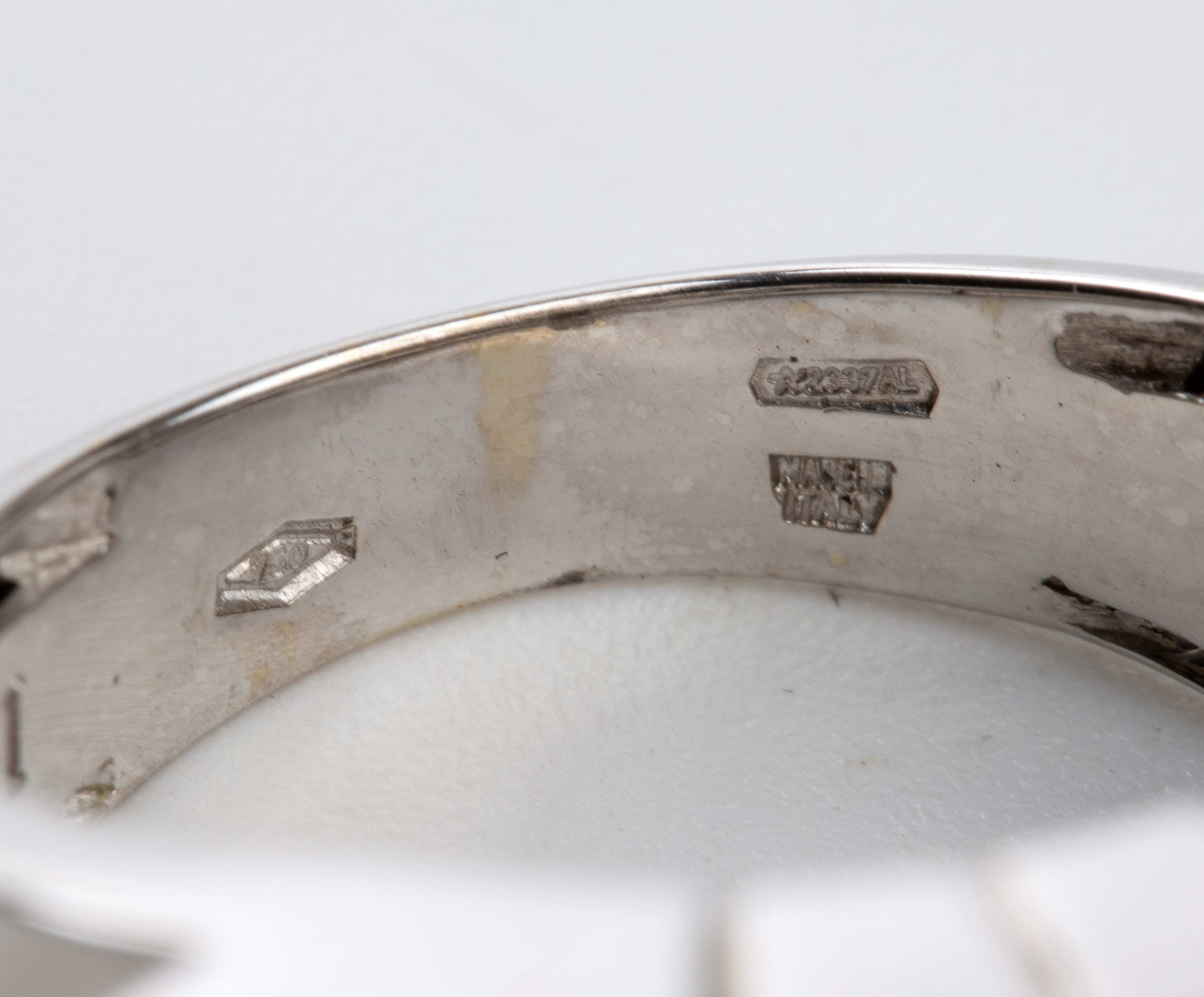 Collezione Parentesi: anello a fascia traforata in oro e diamanti